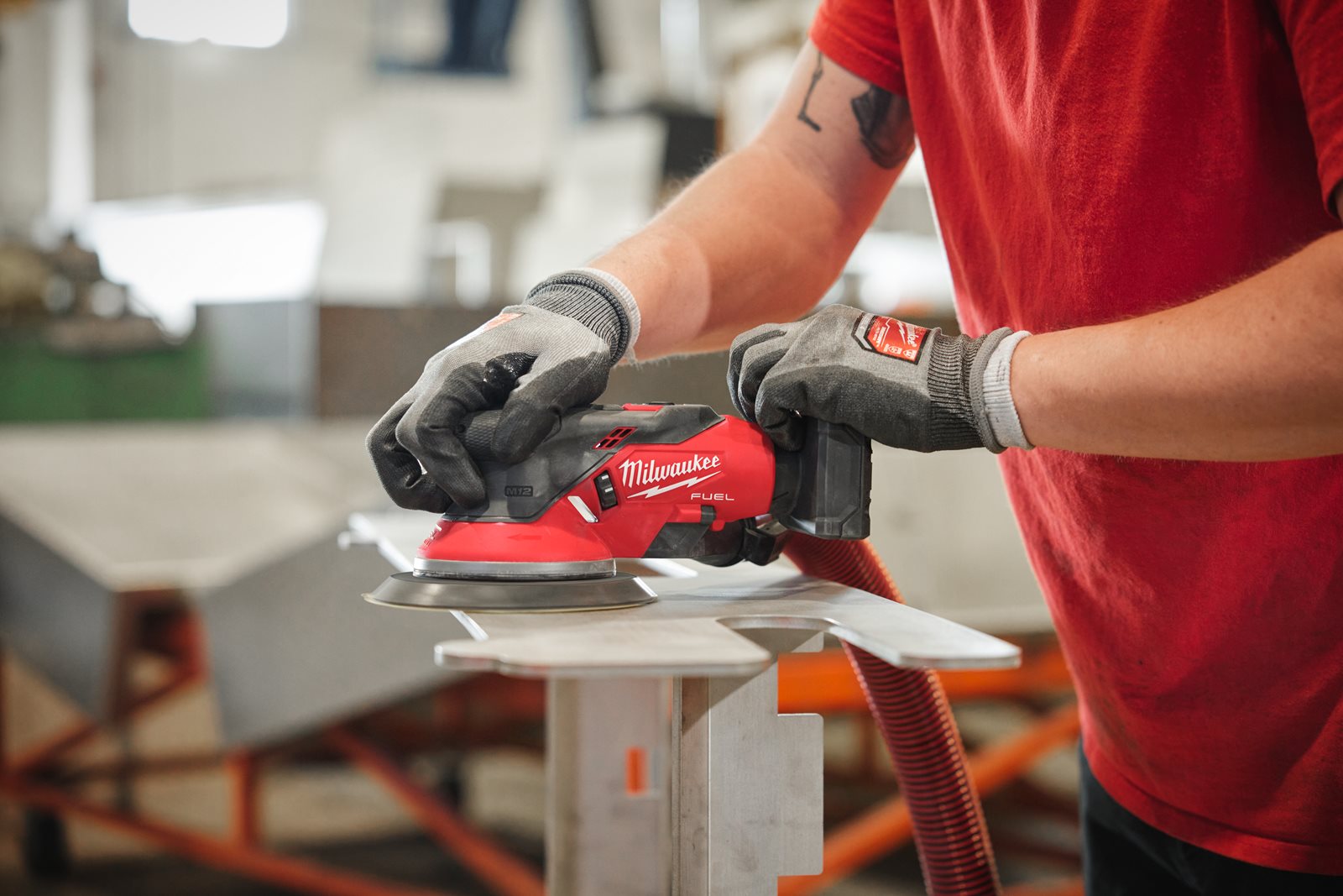 Șlefuitor orbital M12 FUEL 150 mm cu orbită de 5.0 mm Milwaukee M12 FROS5-0 - in utilizare 7