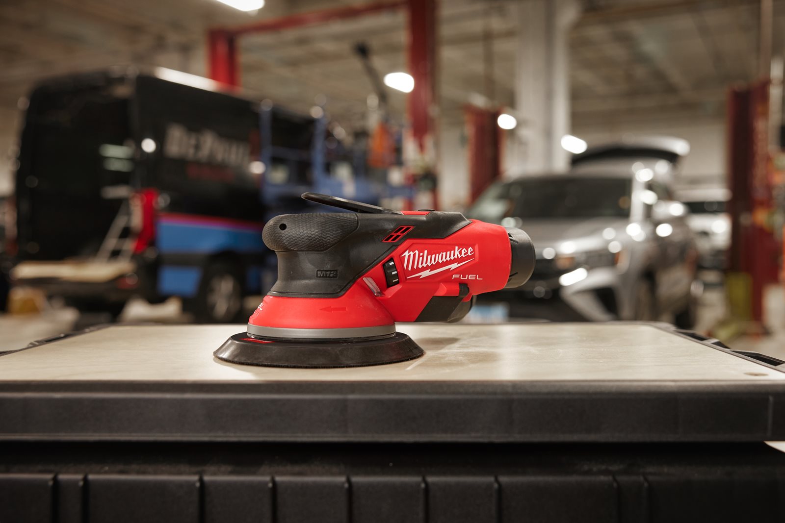 Șlefuitor orbital M12 FUEL 150 mm cu orbită de 5.0 mm Milwaukee M12 FROS5-0 - in utilizare 9