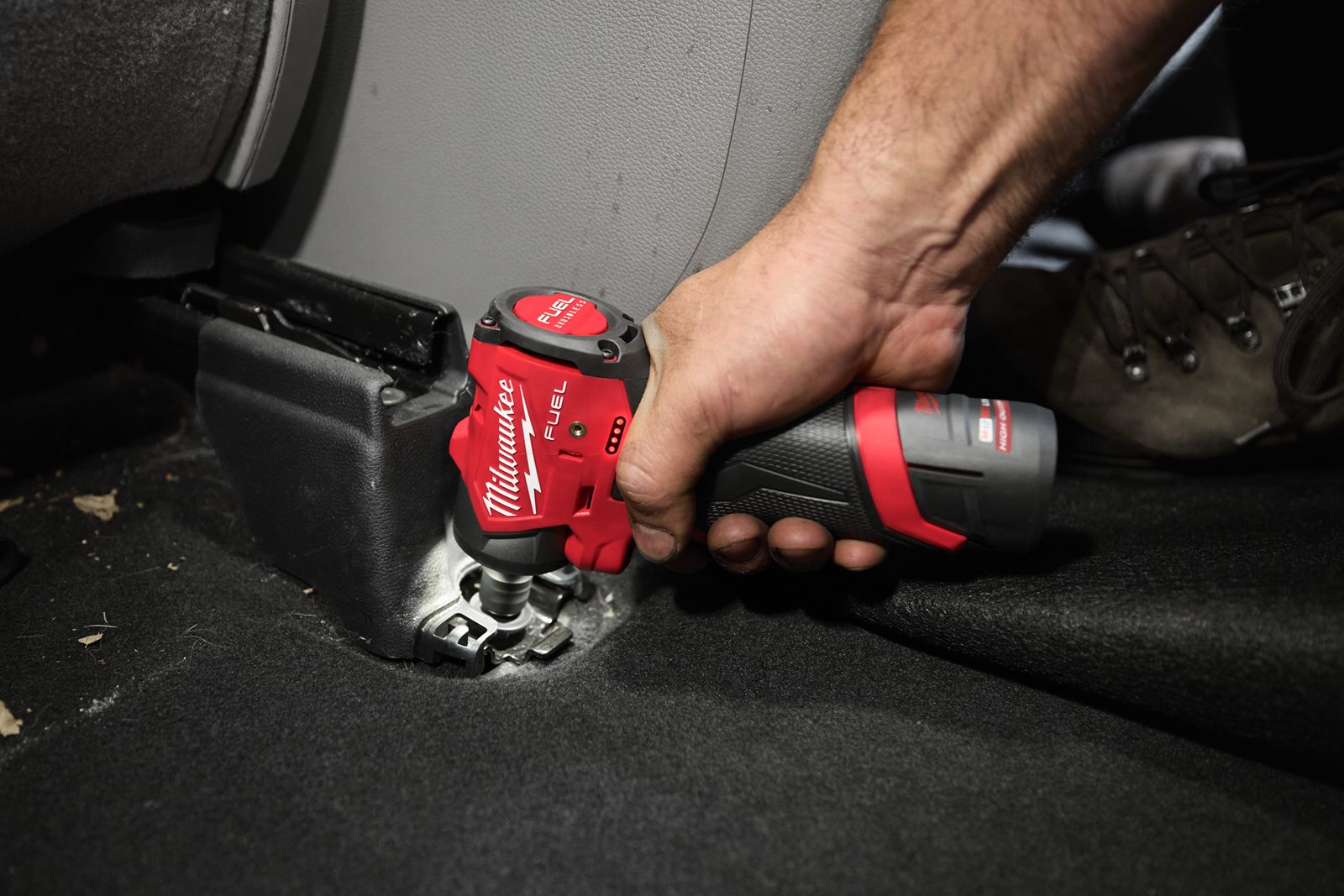 Cheie sub-compactă de impact 1/4" M12 FUEL cu inel de fixare Milwaukee M12 FSCIWF14-0 - in utilizare 1