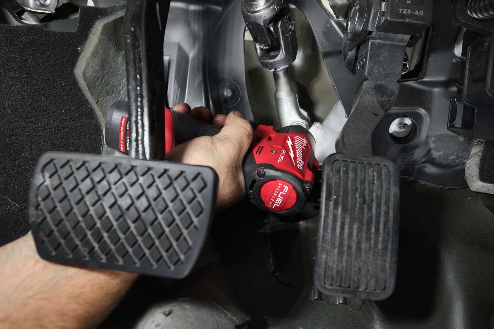 Cheie sub-compactă de impact 1/4" M12 FUEL cu inel de fixare Milwaukee M12 FSCIWF14-0 - in utilizare 2