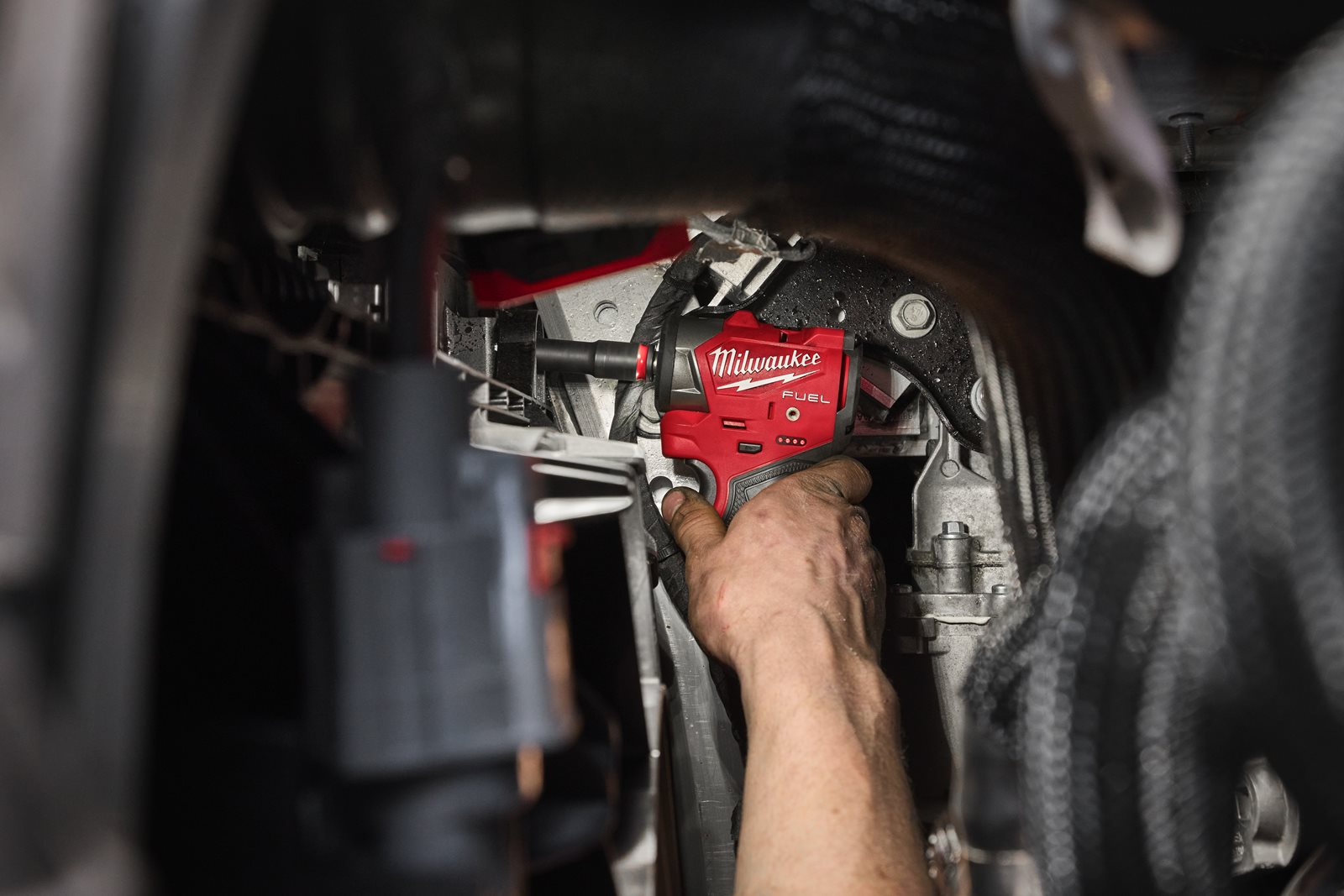Cheie sub-compactă de impact 3/8" M12 FUEL cu inel de fixare Milwaukee M12 FSCIWF38-0 - in utilizare 1