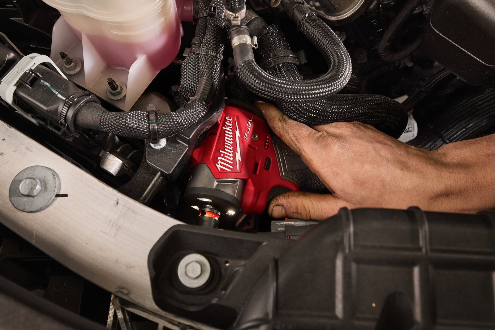 Cheie sub-compactă de impact 3/8" M12 FUEL cu inel de fixare Milwaukee M12 FSCIWF38-0 - in utilizare 2