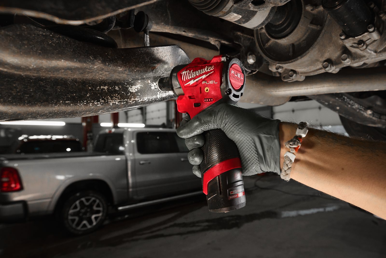 Cheie sub-compactă de impact 3/8" M12 FUEL cu inel de fixare Milwaukee M12 FSCIWF38-0 - in utilizare 3