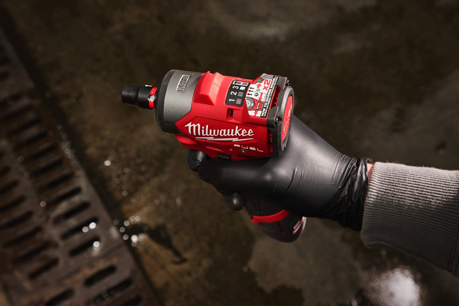 Cheie sub-compactă de impact 3/8" M12 FUEL cu inel de fixare Milwaukee M12 FSCIWF38-0 - in utilizare 4