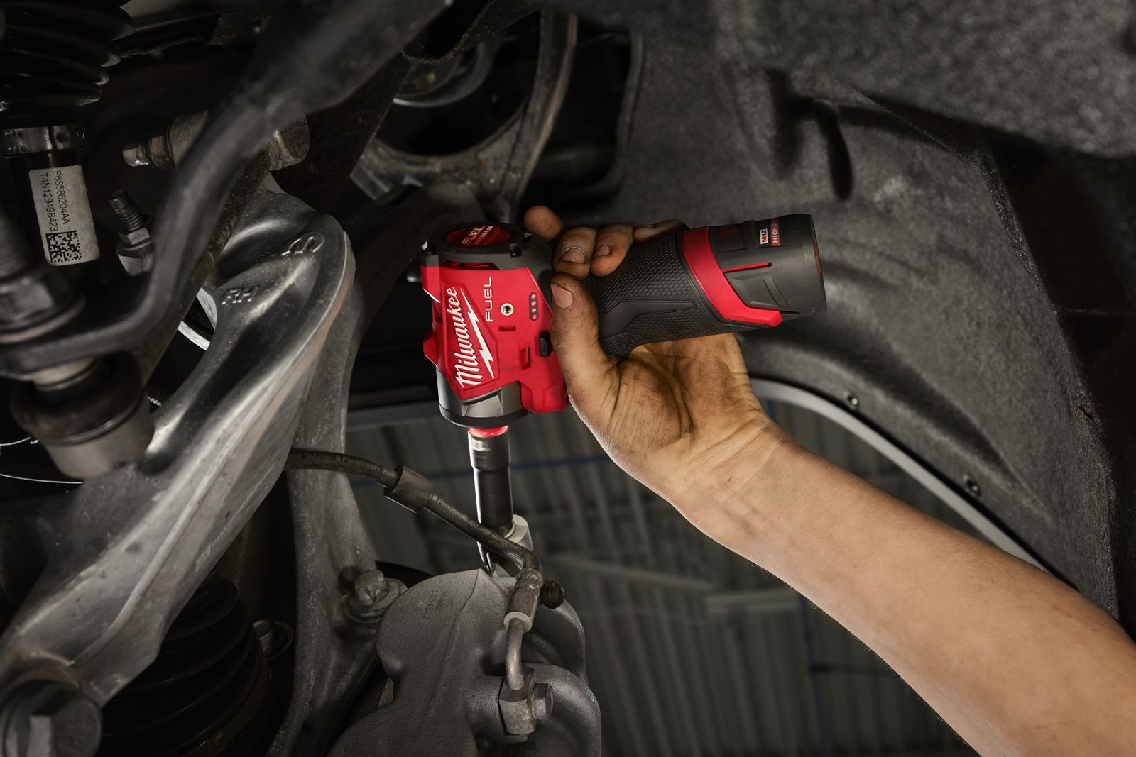 Cheie sub-compactă de impact 3/8" M12 FUEL cu inel de fixare Milwaukee M12 FSCIWF38-0 - in utilizare 5