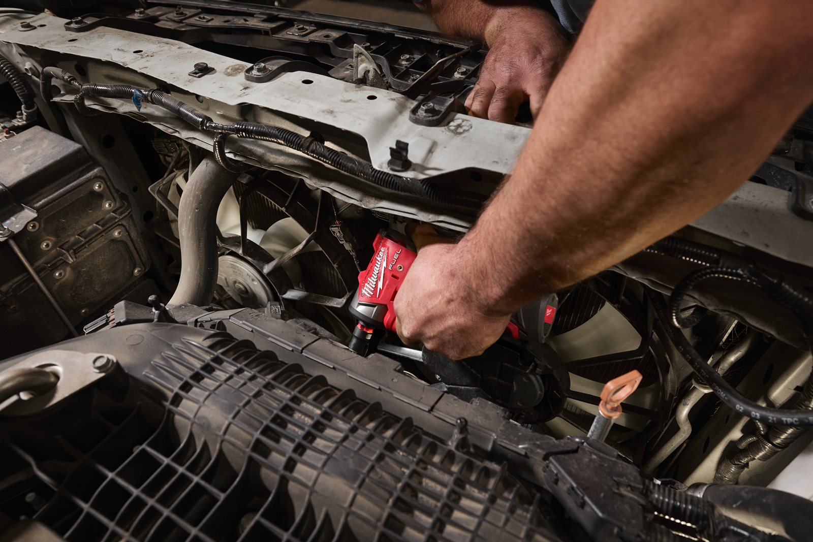 Cheie sub-compactă de impact 3/8" M12 FUEL cu inel de fixare Milwaukee M12 FSCIWF38-0 - in utilizare 6