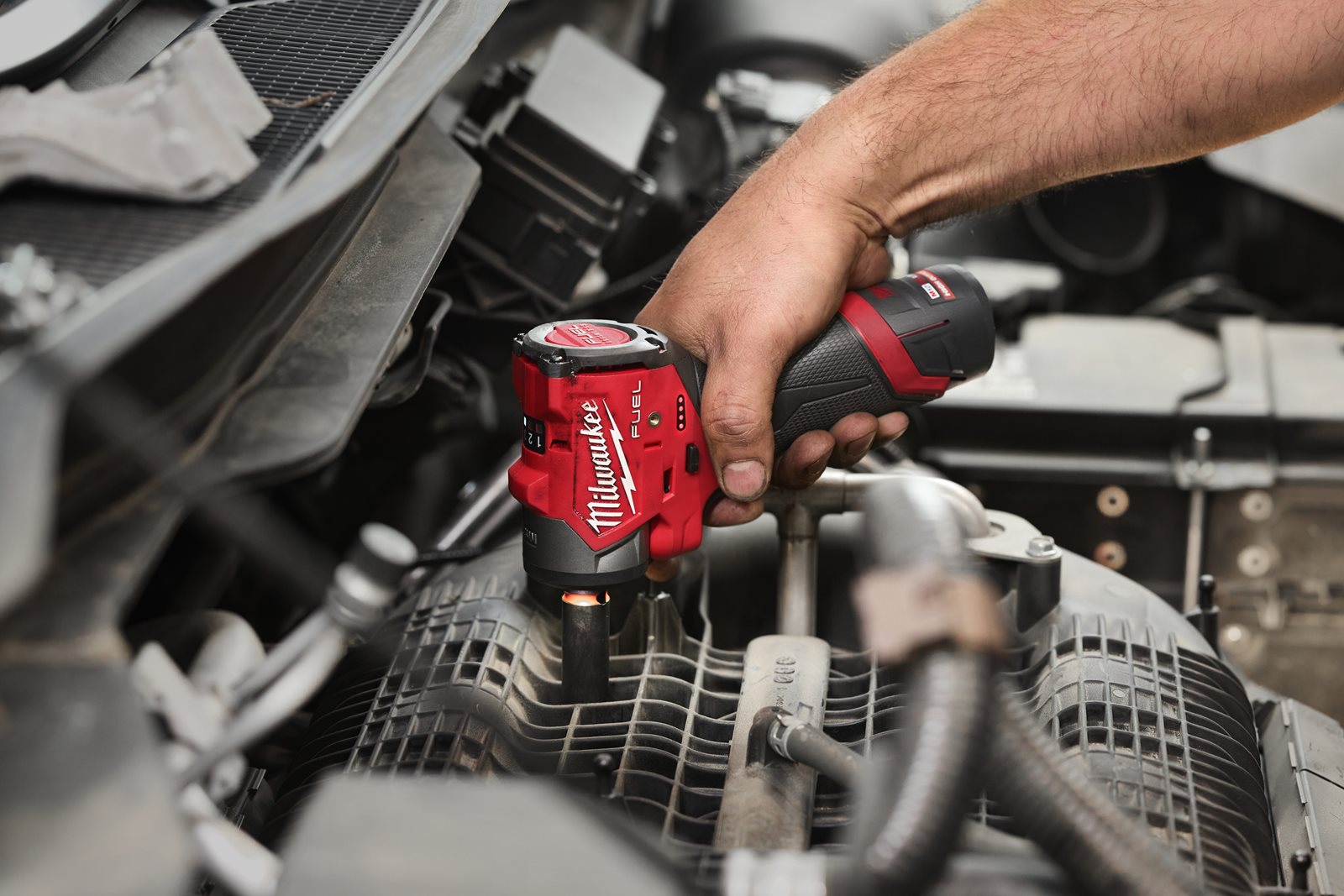 Cheie sub-compactă de impact 3/8" M12 FUEL cu inel de fixare Milwaukee M12 FSCIWF38-0 - in utilizare 7
