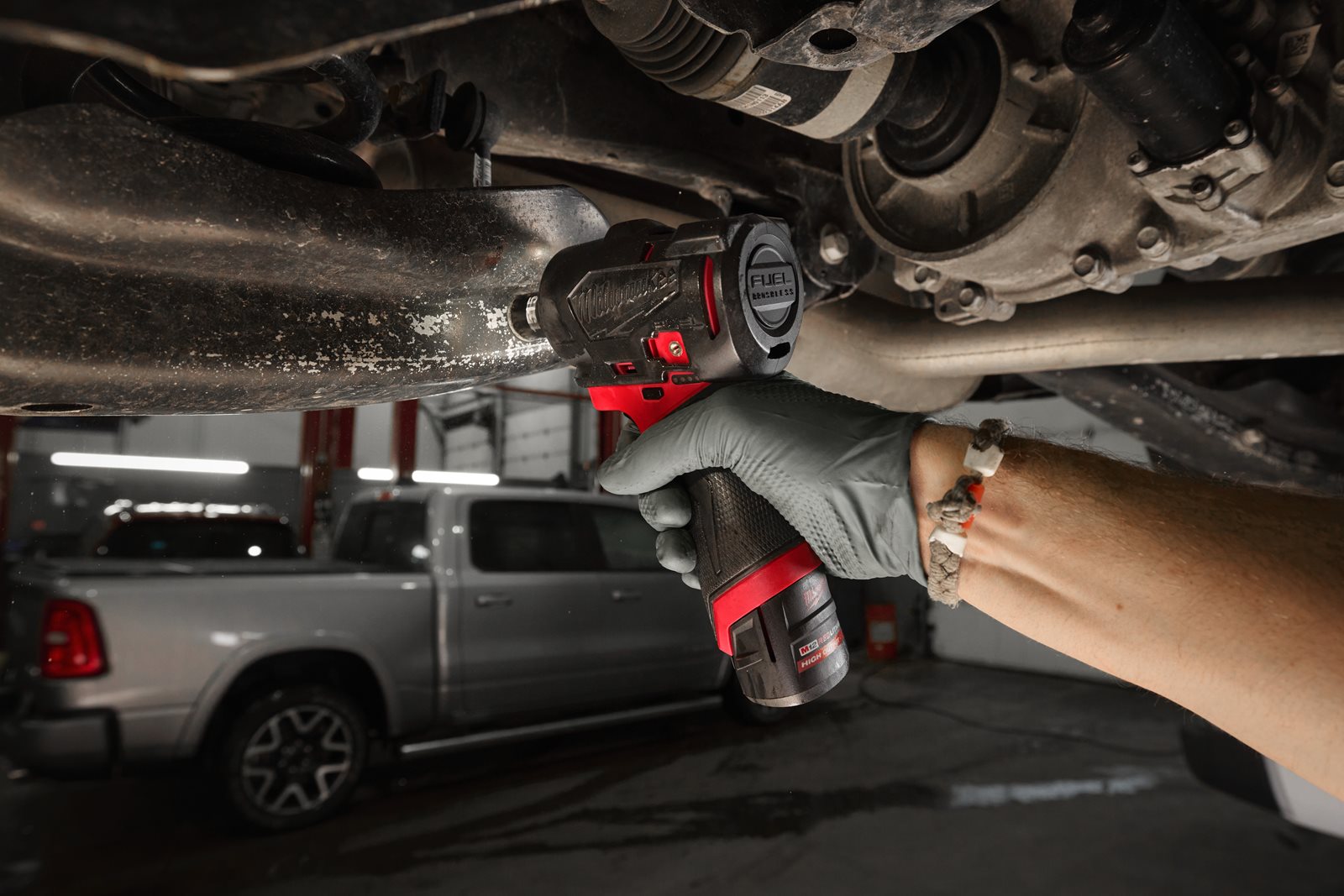 Cheie sub-compactă de impact 3/8" M12 FUEL cu inel de fixare Milwaukee M12 FSCIWF38-0 - in utilizare 8