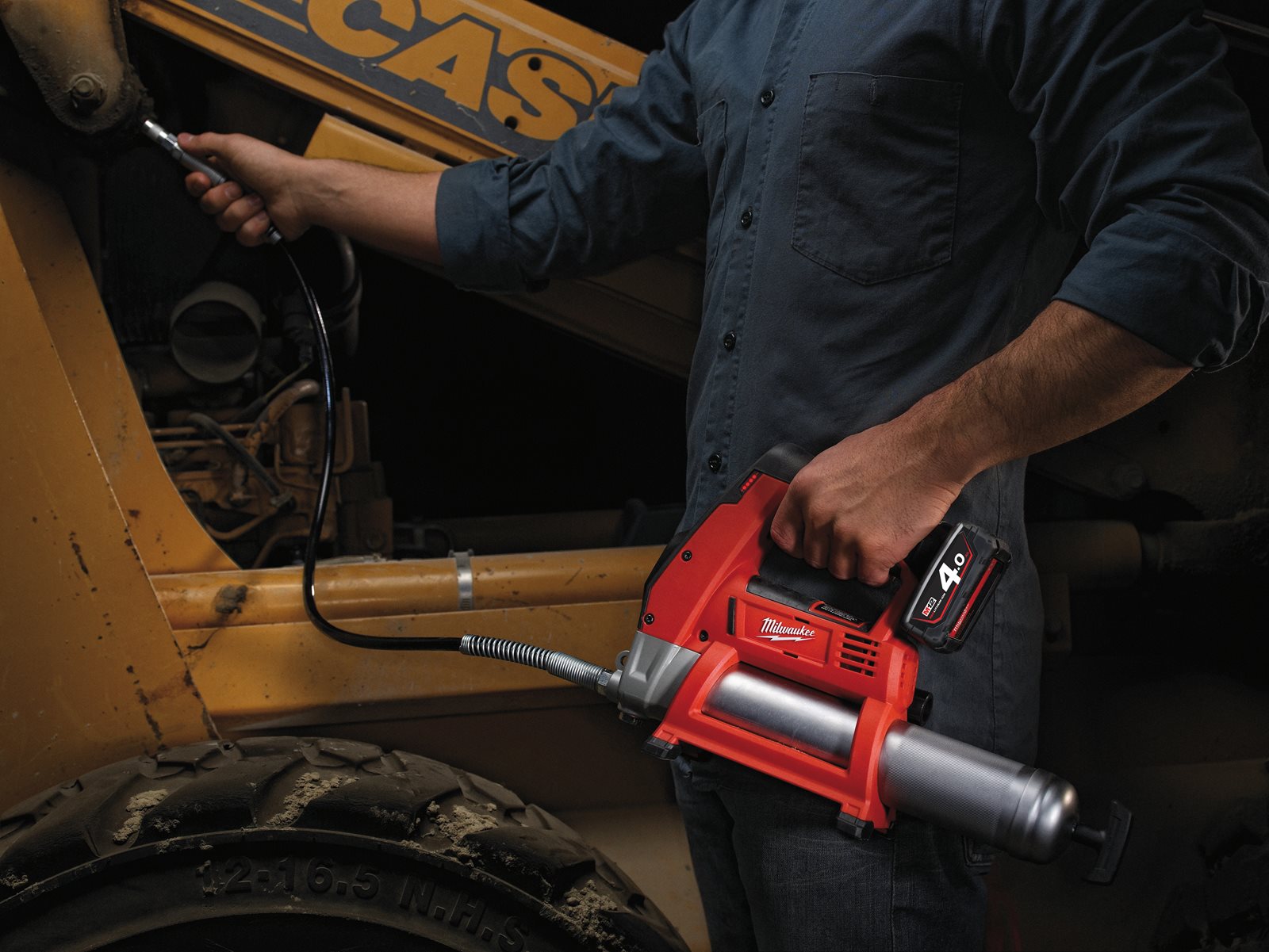Pistol de gresat M12 subcompact Milwaukee M12 GG-0 - in utilizare 3