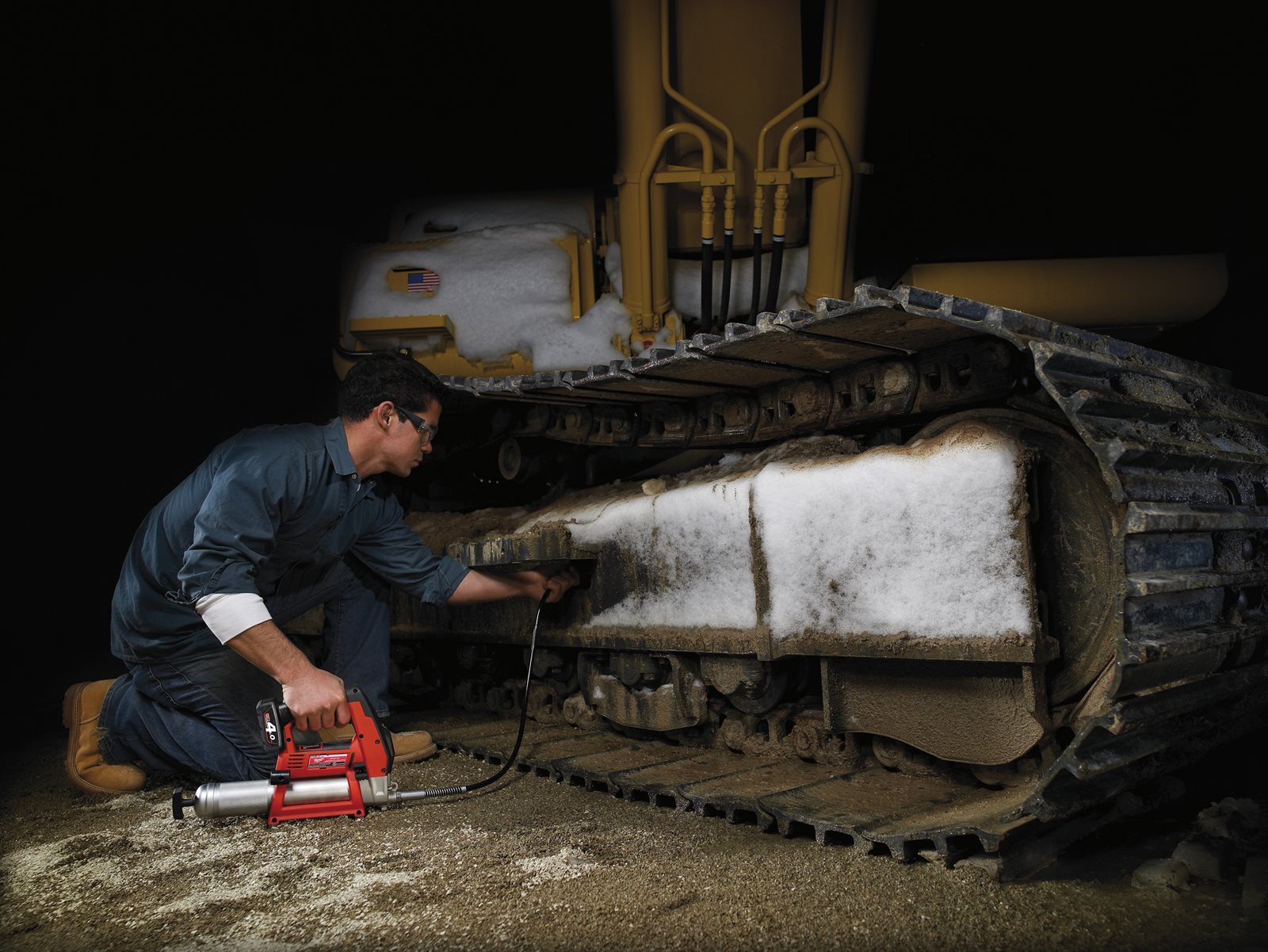 Pistol de gresat M12 subcompact Milwaukee M12 GG-0 - in utilizare 4