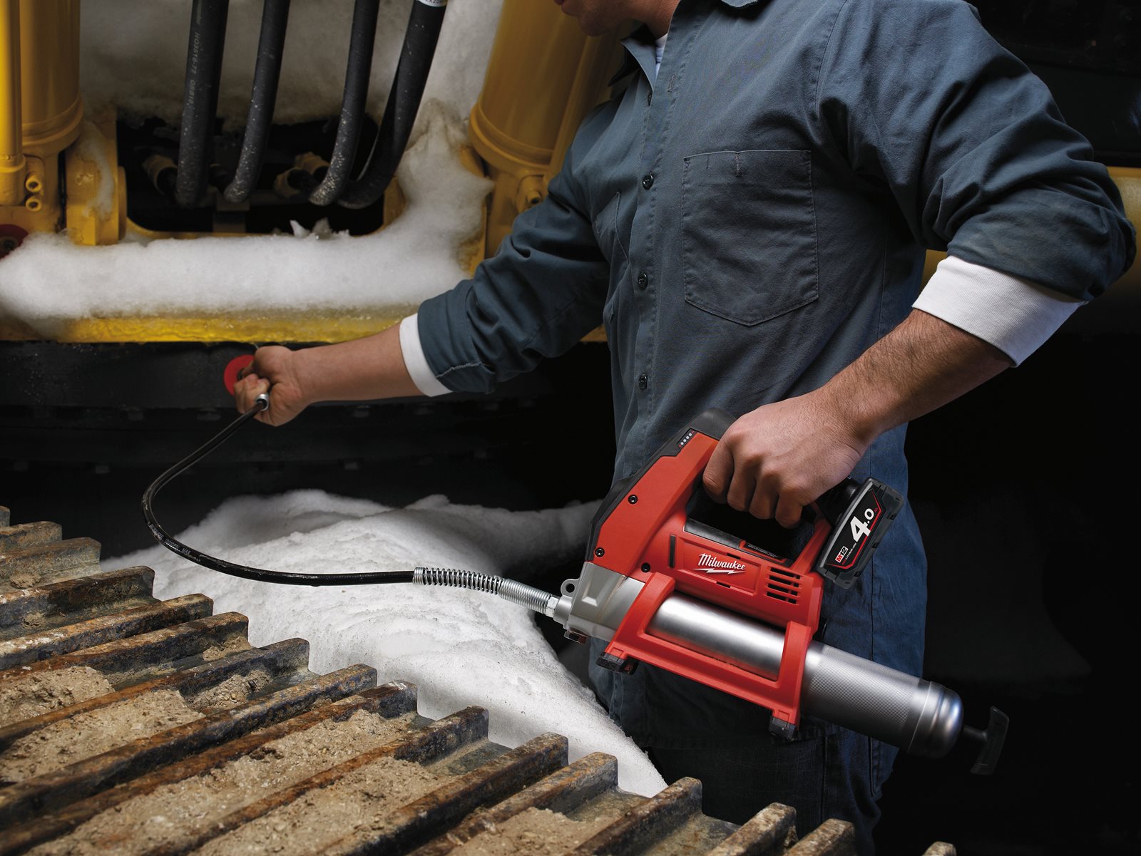 Pistol de gresat M12 subcompact Milwaukee M12 GG-0 - in utilizare 5