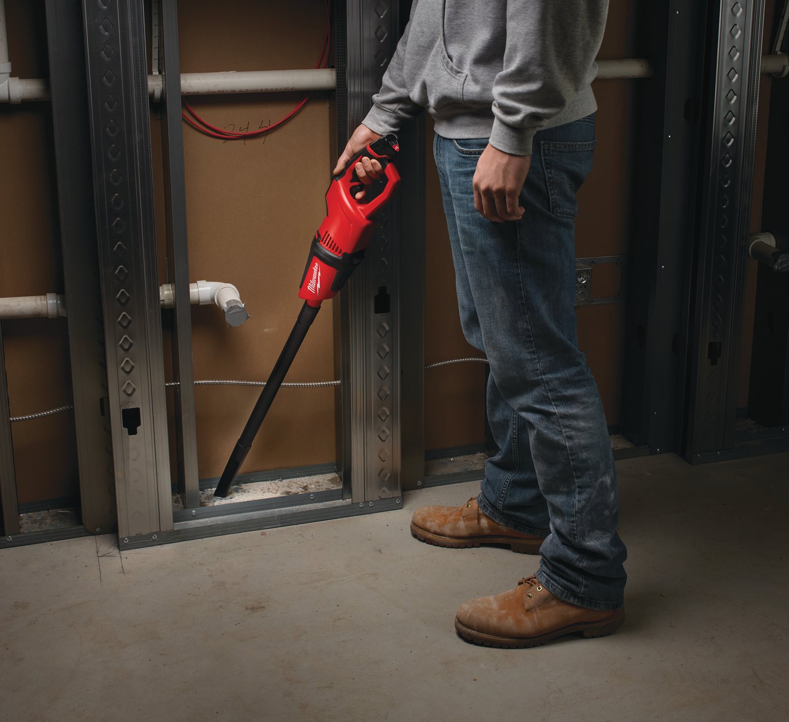 Aspirator portabil M12 subcompact Milwaukee M12 HV-0 - in utilizare 1