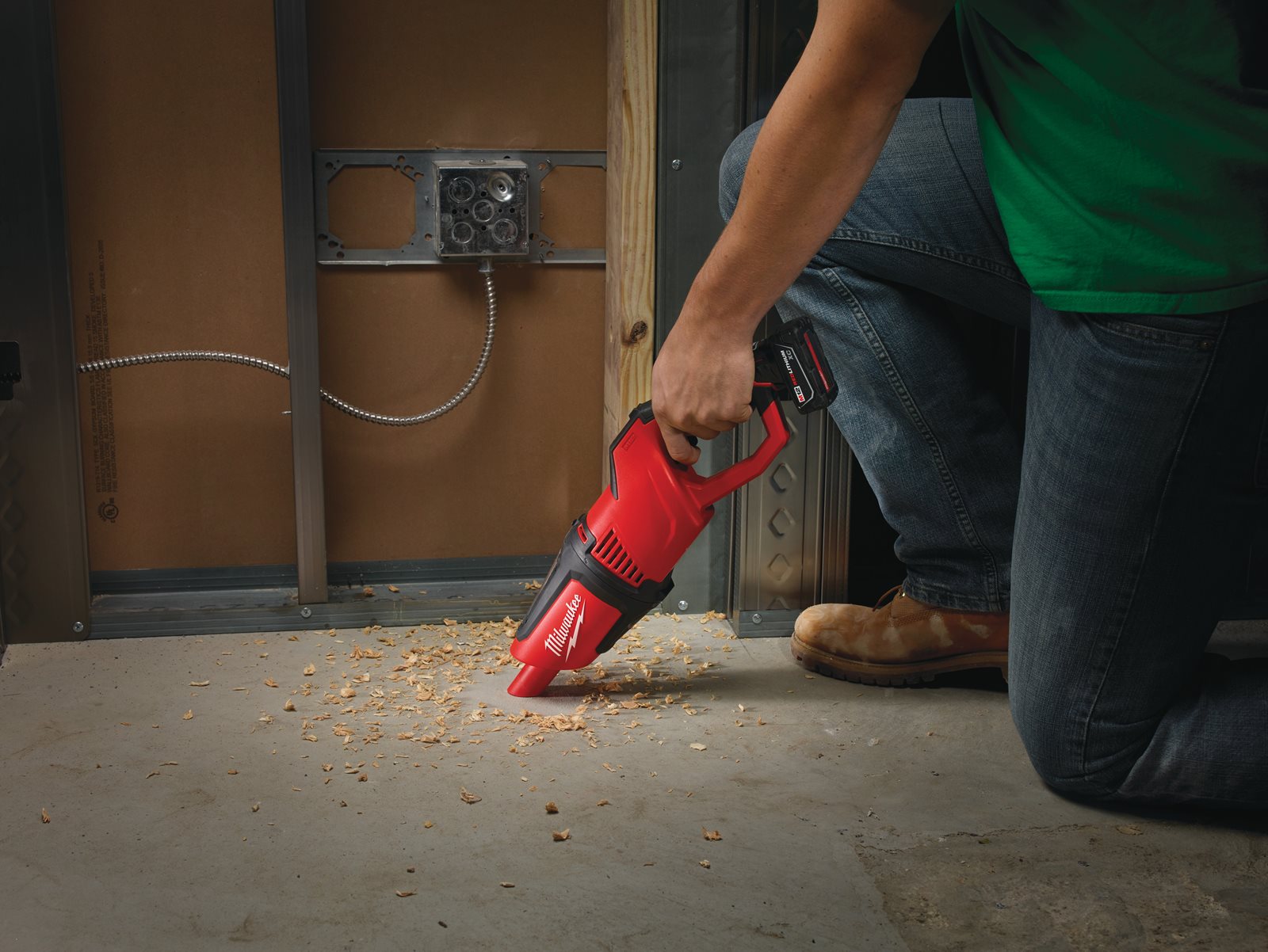 Aspirator portabil M12 subcompact Milwaukee M12 HV-0 - in utilizare 2