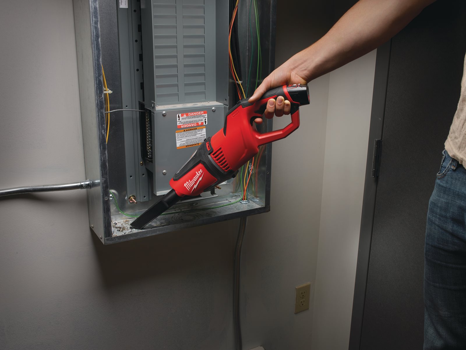 Aspirator portabil M12 subcompact Milwaukee M12 HV-0 - in utilizare 3