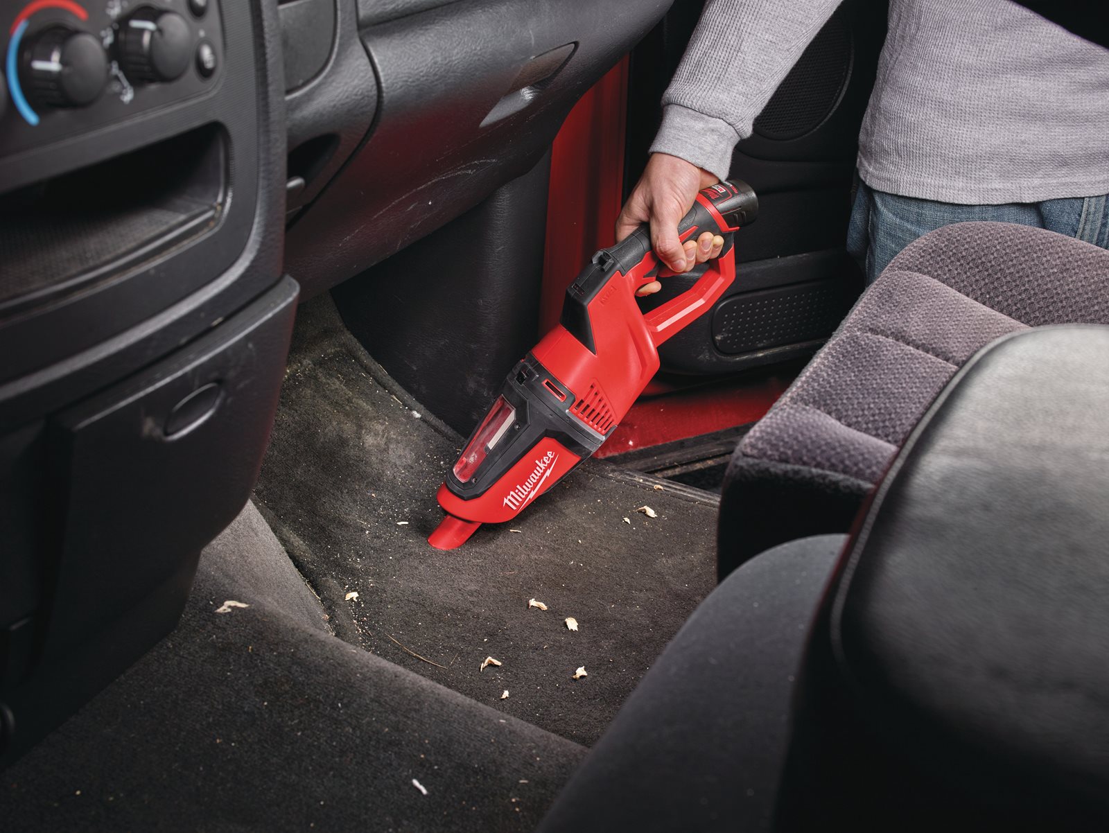 Aspirator portabil M12 subcompact Milwaukee M12 HV-0 - in utilizare 4