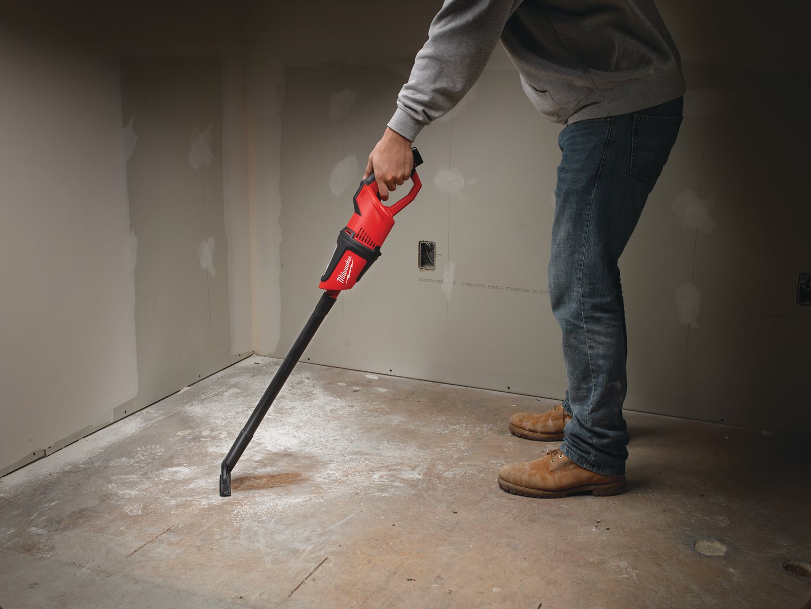 Aspirator portabil M12 subcompact Milwaukee M12 HV-0 - in utilizare 5