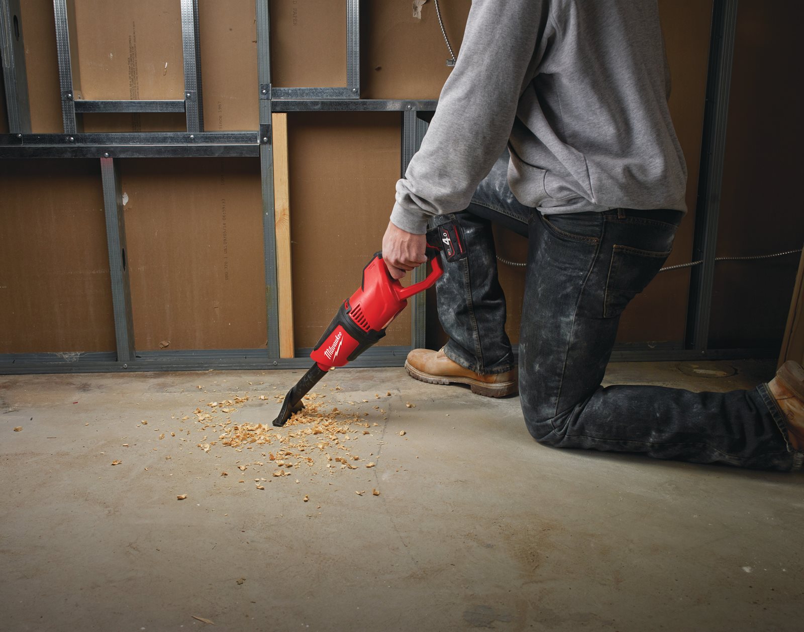 Aspirator portabil M12 subcompact Milwaukee M12 HV-0 - in utilizare 7