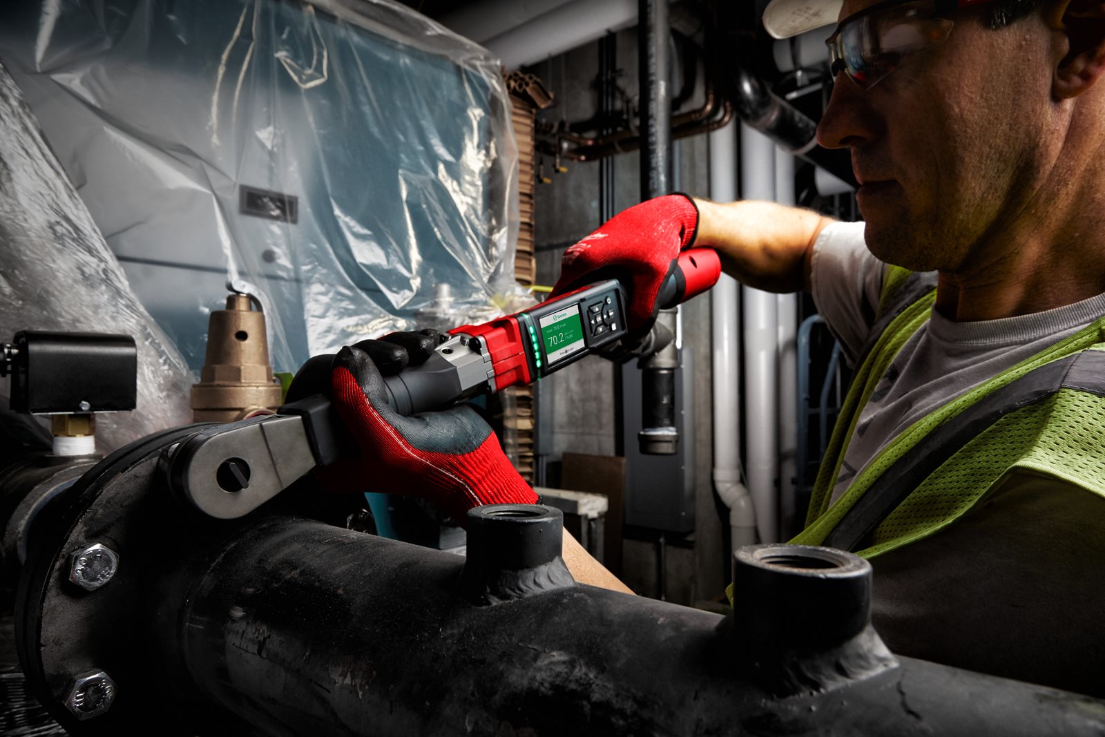 Cheie dinamometrică digitală 1/2" M12 FUEL ONE-KEY Milwaukee M12 ONEFTR12-0C - in utilizare 2