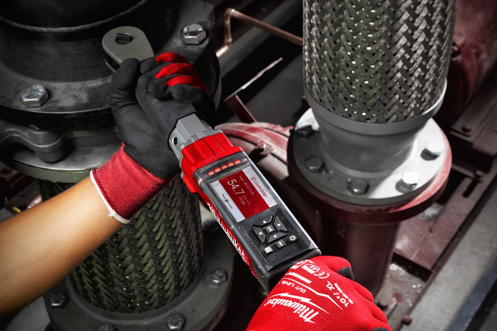 Cheie dinamometrică digitală 1/2" M12 FUEL ONE-KEY Milwaukee M12 ONEFTR12-0C - in utilizare 3