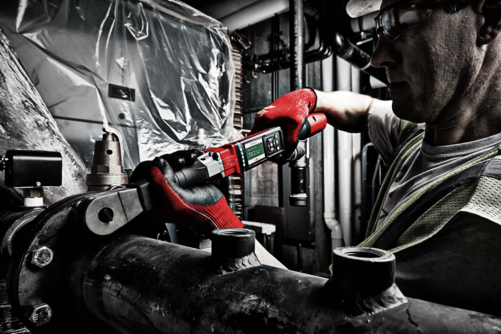 Cheie dinamometrică digitală 1/2" M12 FUEL ONE-KEY Milwaukee M12 ONEFTR12-0C - in utilizare 4