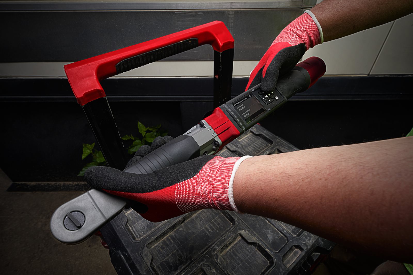 Cheie dinamometrică digitală 3/8 " M12 FUEL ONE-KEY Milwaukee M12 ONEFTR38-0C - in utilizare 8