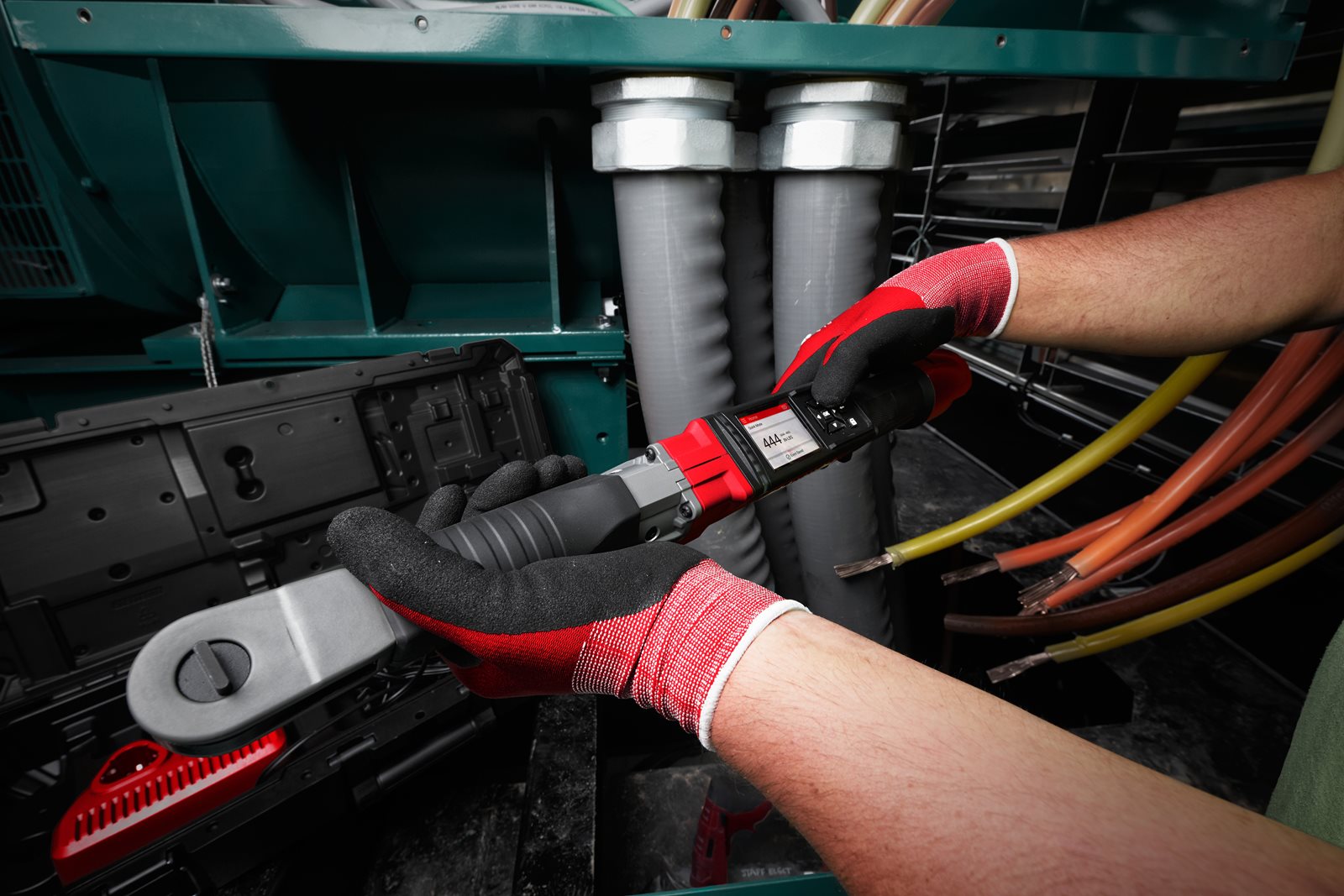 Cheie dinamometrică digitală 3/8 " M12 FUEL ONE-KEY Milwaukee M12 ONEFTR38-0C - in utilizare 10