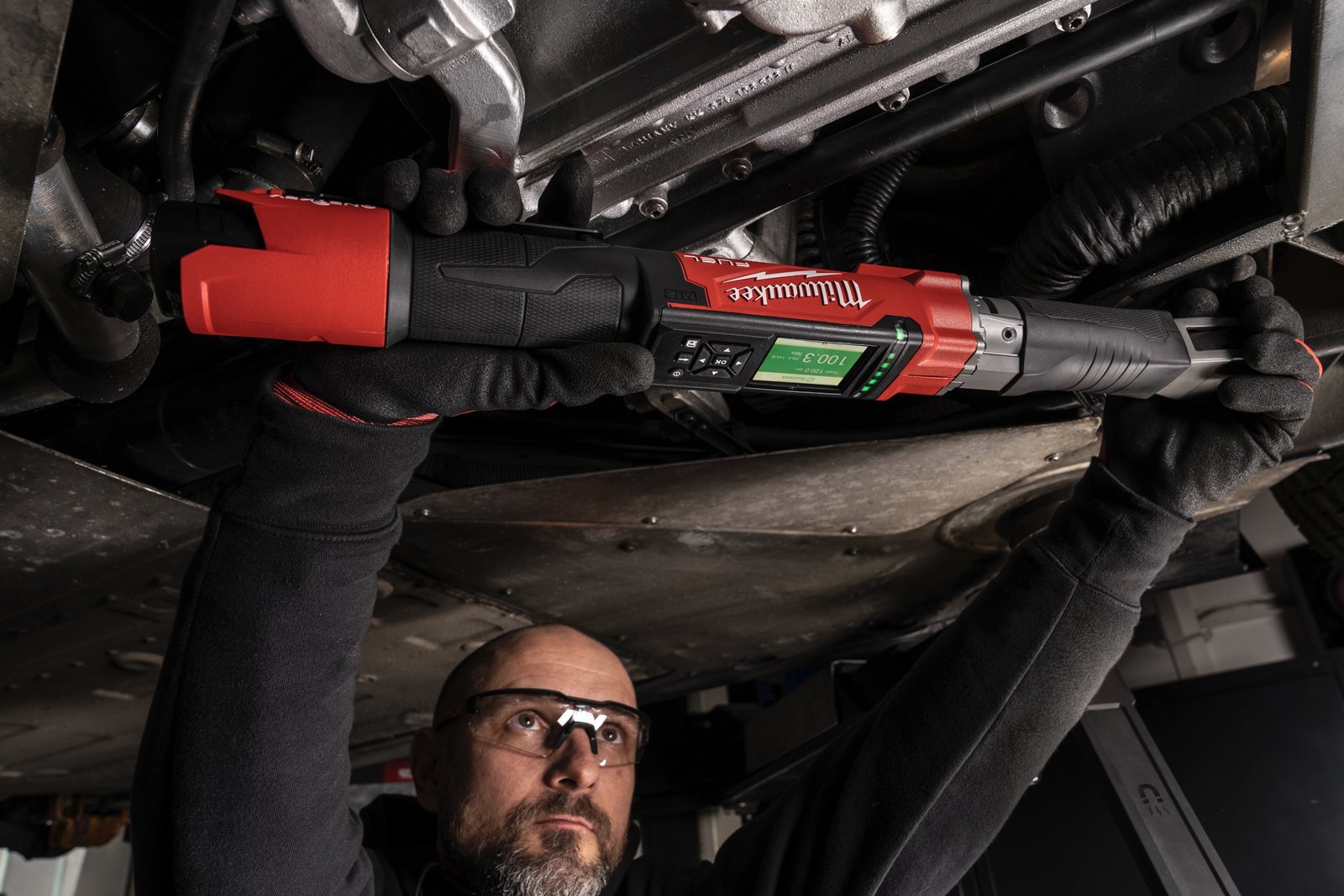 Cheie dinamometrică digitală 3/8 " M12 FUEL ONE-KEY Milwaukee M12 ONEFTR38-0C - in utilizare 11