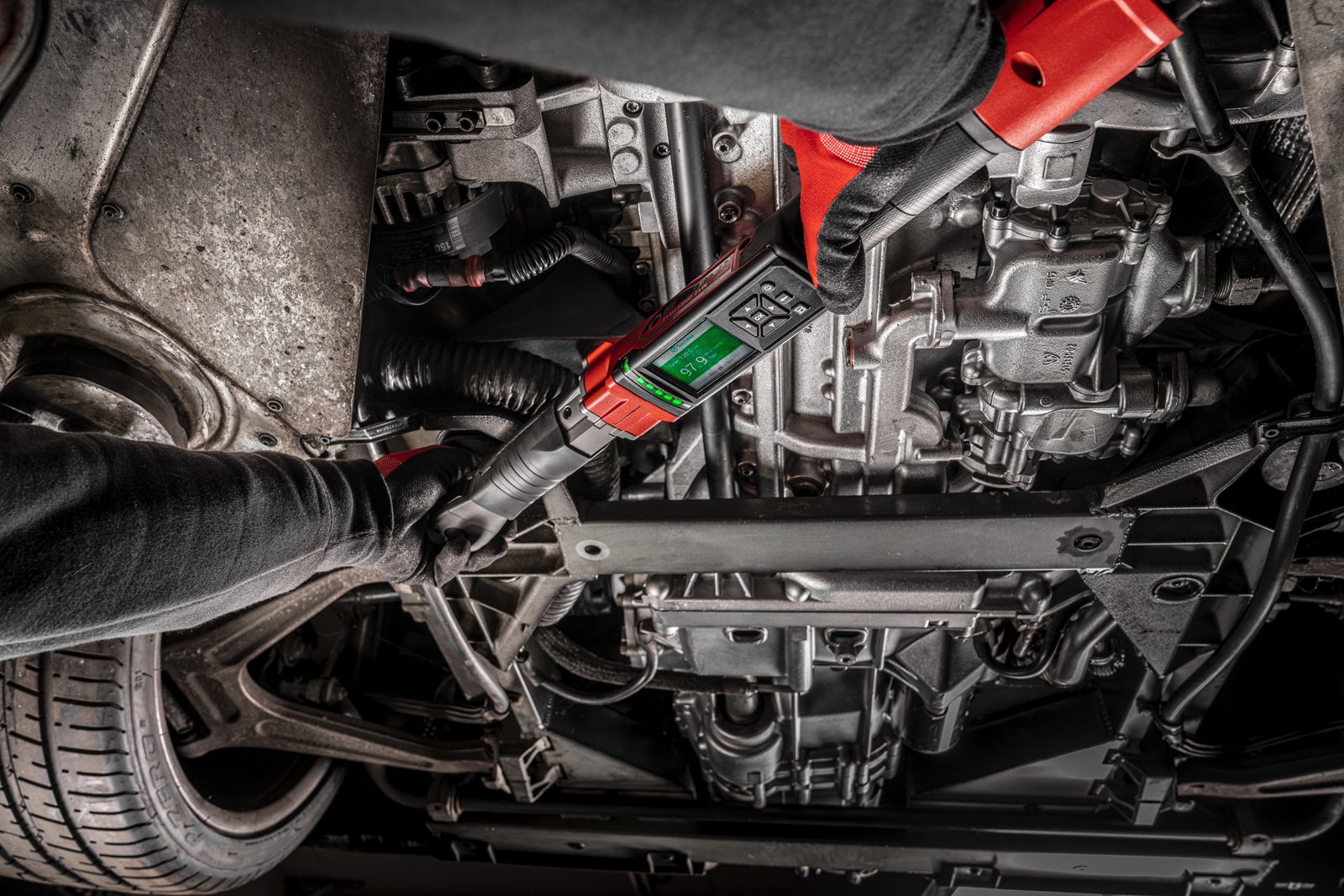 Cheie dinamometrică digitală 3/8 " M12 FUEL ONE-KEY Milwaukee M12 ONEFTR38-0C - in utilizare 12