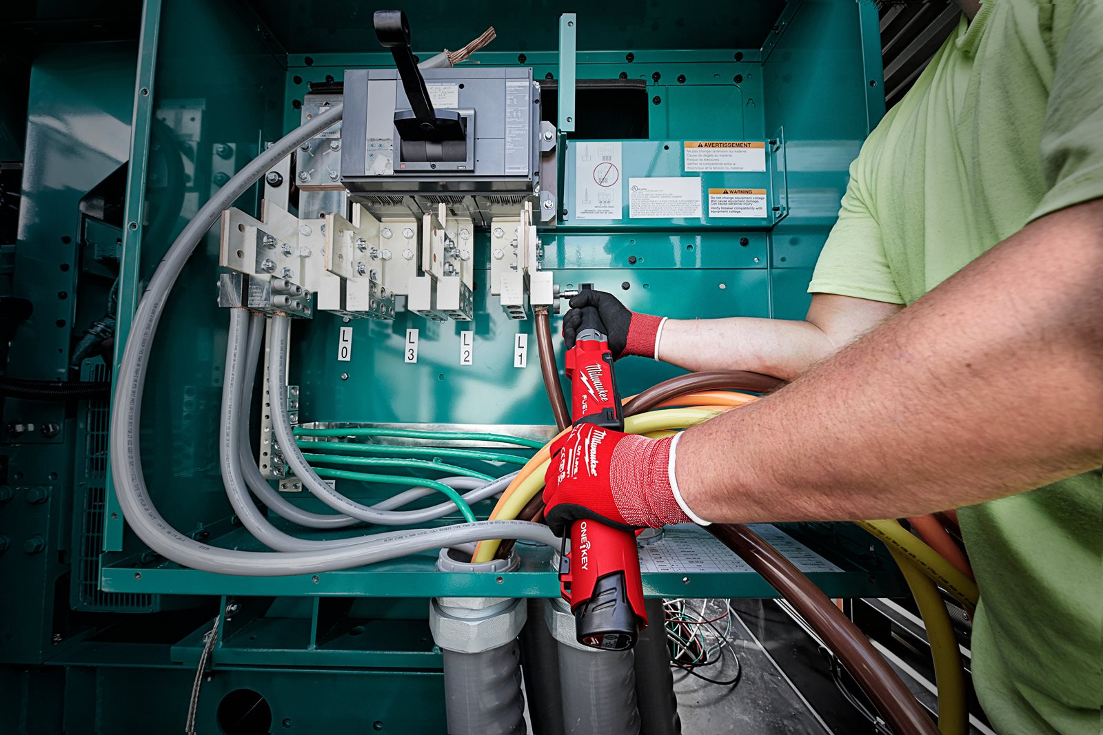 Cheie dinamometrică digitală 3/8 " M12 FUEL ONE-KEY Milwaukee M12 ONEFTR38-0C - in utilizare 2