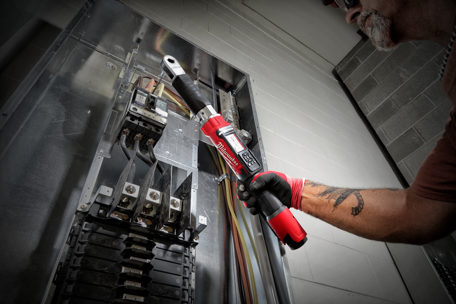 Cheie dinamometrică digitală 3/8 " M12 FUEL ONE-KEY Milwaukee M12 ONEFTR38-0C - in utilizare 3