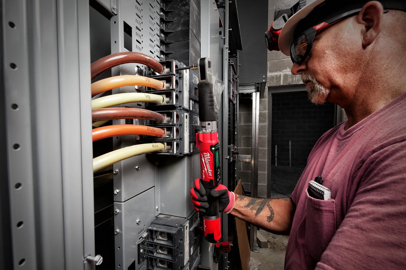 Cheie dinamometrică digitală 3/8 " M12 FUEL ONE-KEY Milwaukee M12 ONEFTR38-0C - in utilizare 4