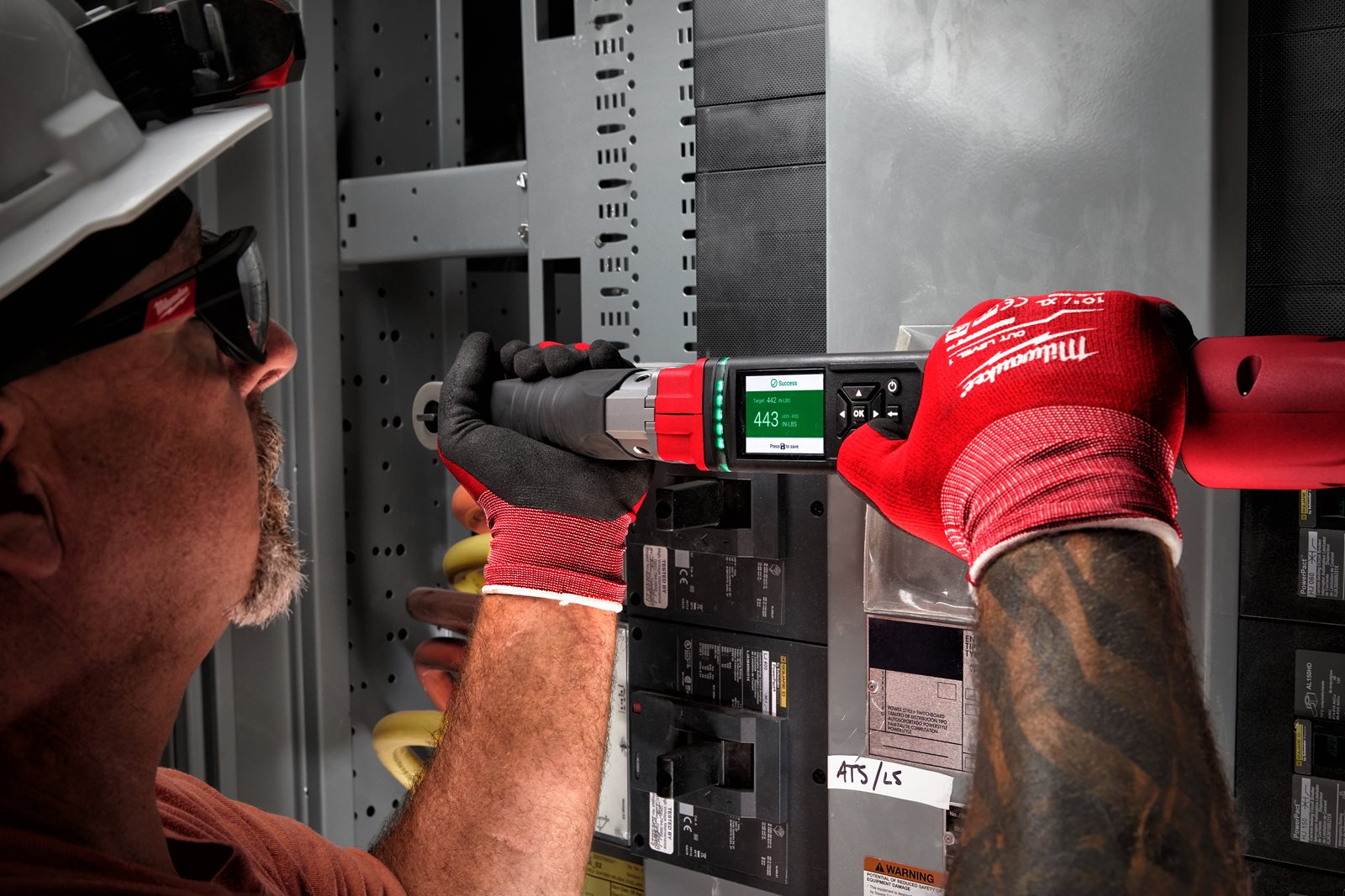 Cheie dinamometrică digitală 3/8 " M12 FUEL ONE-KEY Milwaukee M12 ONEFTR38-0C - in utilizare 5