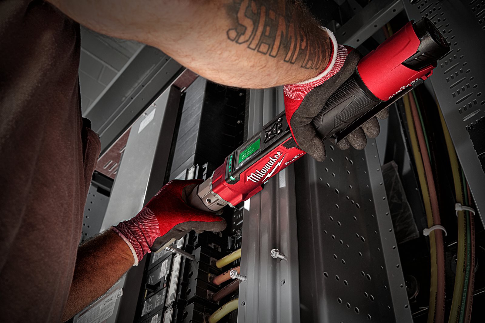 Cheie dinamometrică digitală 3/8 " M12 FUEL ONE-KEY Milwaukee M12 ONEFTR38-0C - in utilizare 6