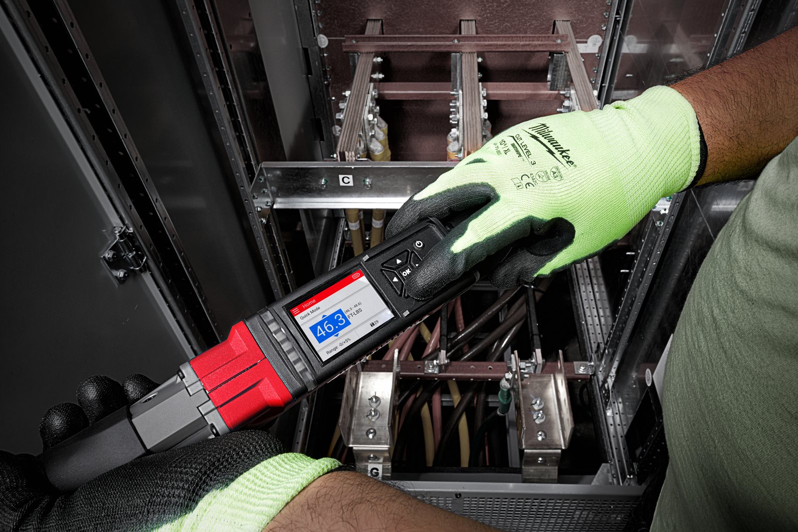 Cheie dinamometrică digitală 3/8 " M12 FUEL ONE-KEY Milwaukee M12 ONEFTR38-0C - in utilizare 7