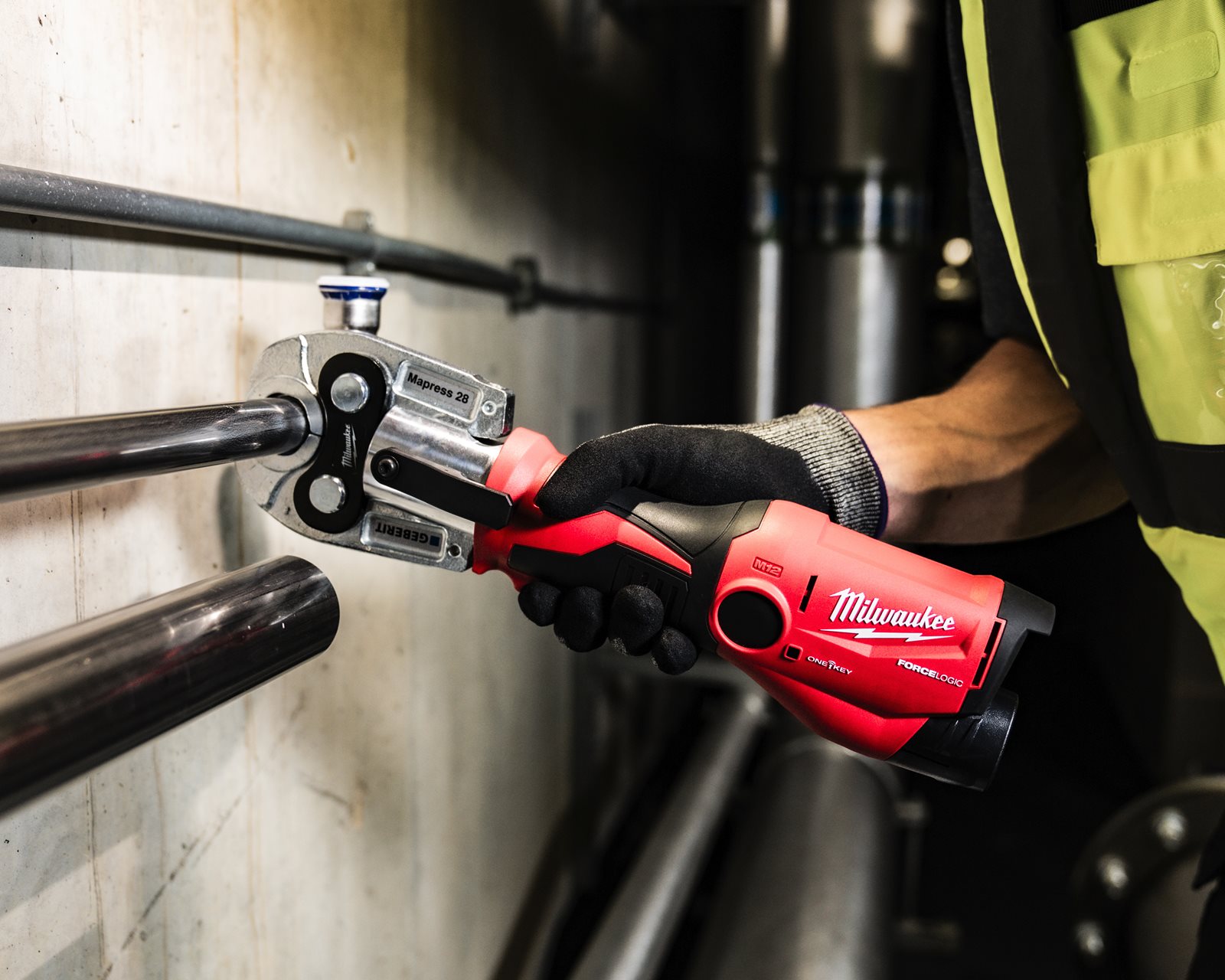 Presă hidraulică M12 FORCE LOGIC ONE-KEY sub-compactă Milwaukee M12 ONEHPT-0C - in utilizare 1