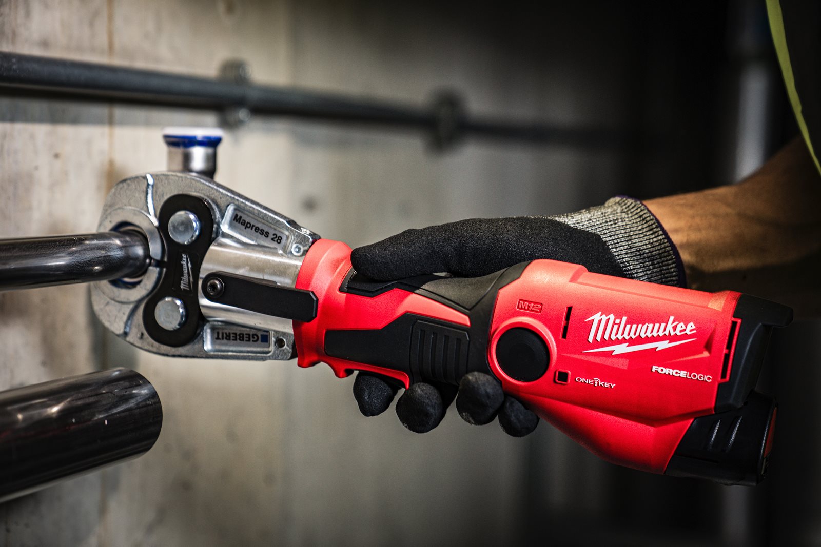 Presă hidraulică M12 FORCE LOGIC ONE-KEY sub-compactă Milwaukee M12 ONEHPT-0C - in utilizare 2