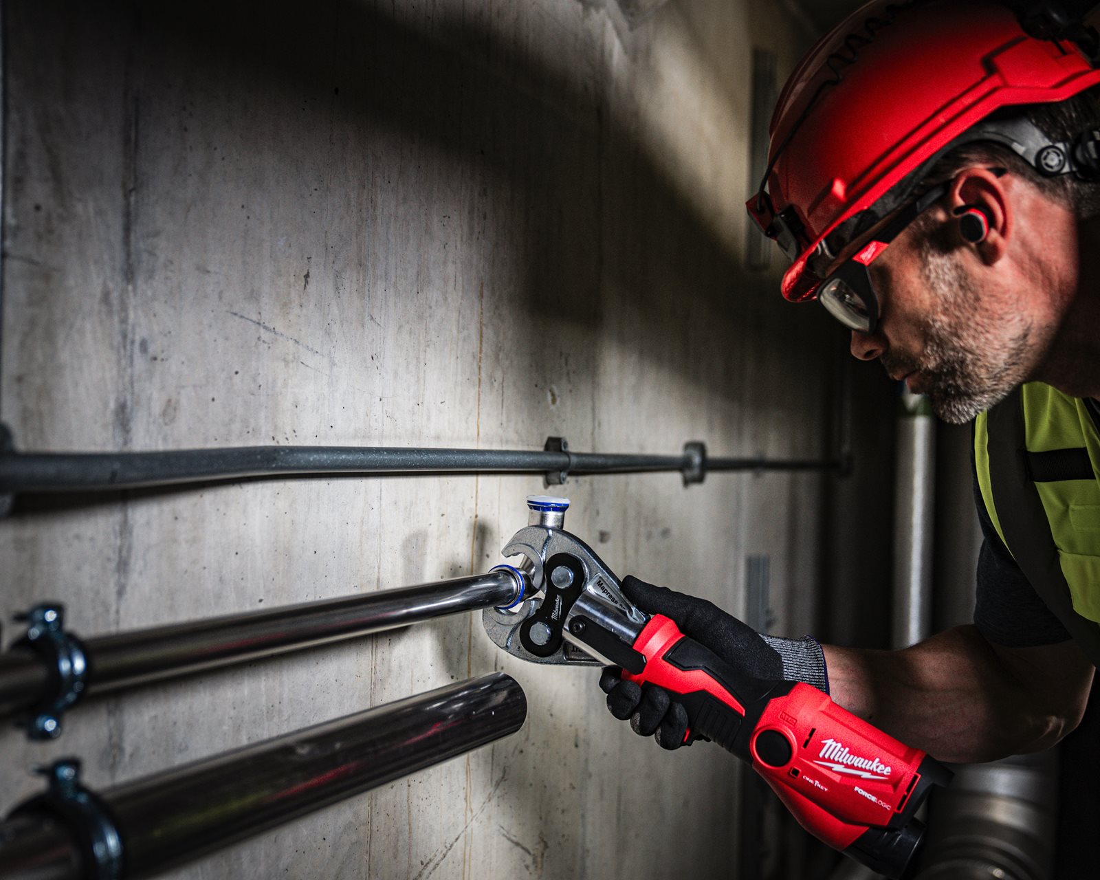 Presă hidraulică M12 FORCE LOGIC ONE-KEY sub-compactă Milwaukee M12 ONEHPT-0C - in utilizare 3