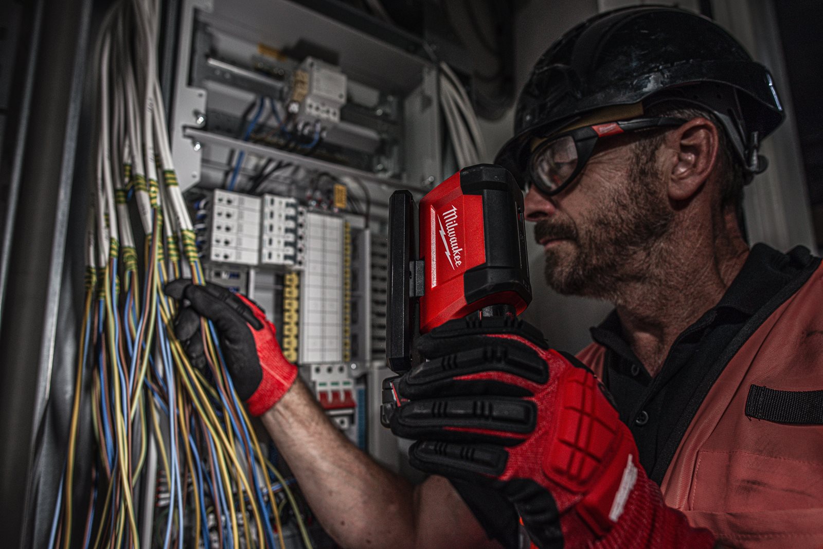 Proiector pivotant M12 Milwaukee M12 PAL-0 - in utilizare 11