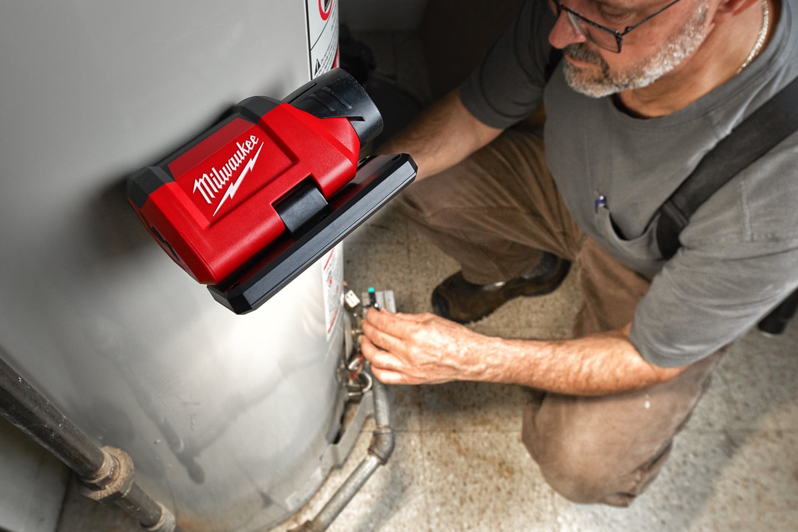 Proiector pivotant M12 Milwaukee M12 PAL-0 - in utilizare 2