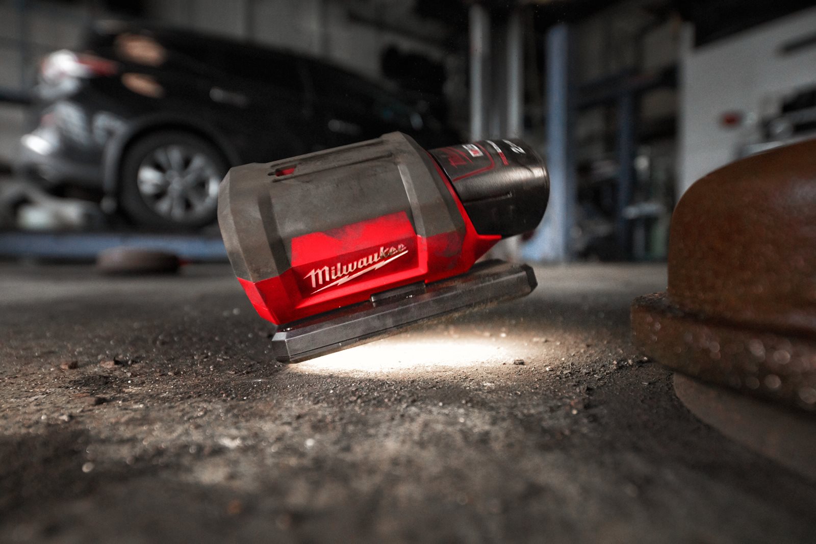 Proiector pivotant M12 Milwaukee M12 PAL-0 - in utilizare 4