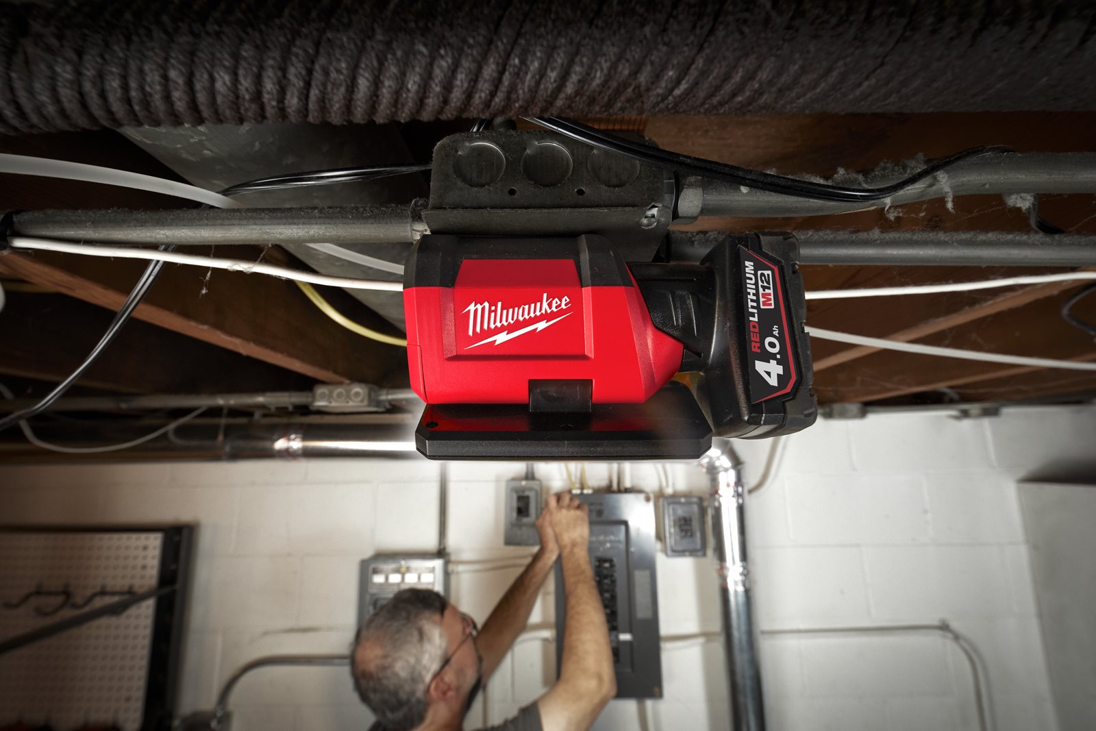 Proiector pivotant M12 Milwaukee M12 PAL-0 - in utilizare 5