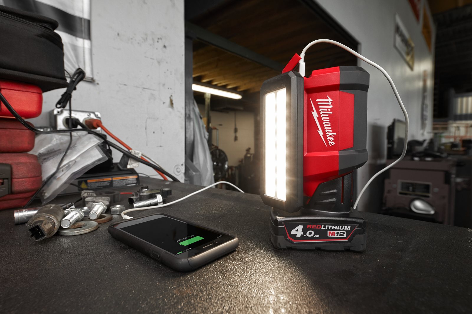 Proiector pivotant M12 Milwaukee M12 PAL-0 - in utilizare 6