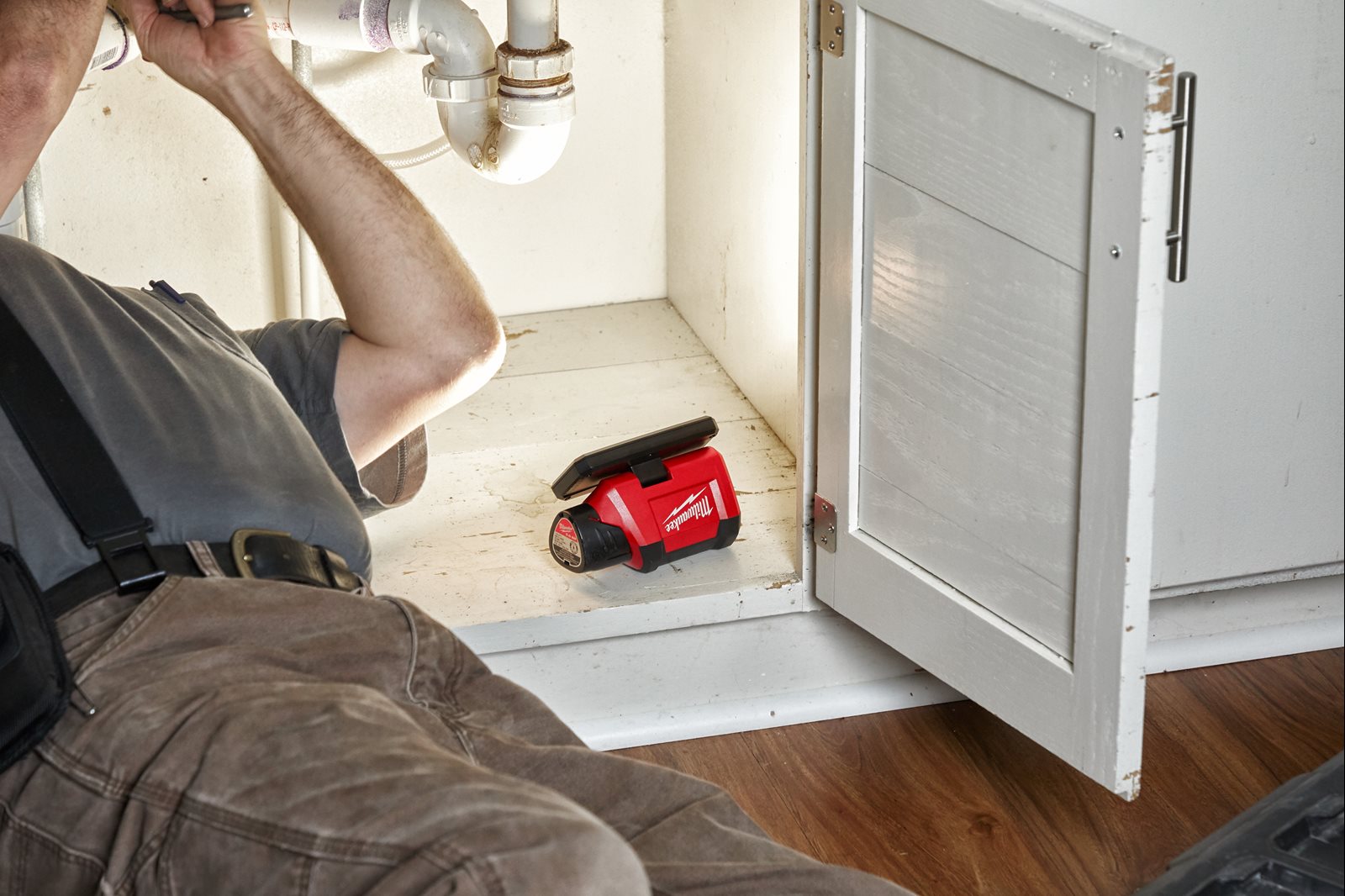 Proiector pivotant M12 Milwaukee M12 PAL-0 - in utilizare 8