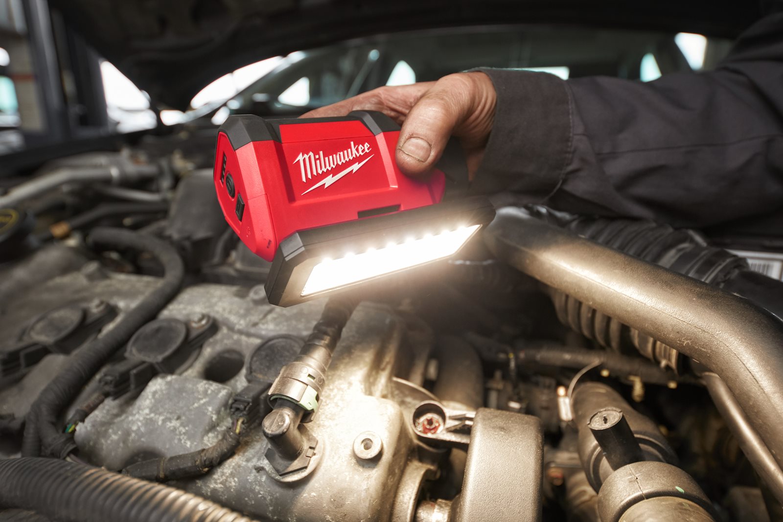 Proiector pivotant M12 Milwaukee M12 PAL-0 - in utilizare 9