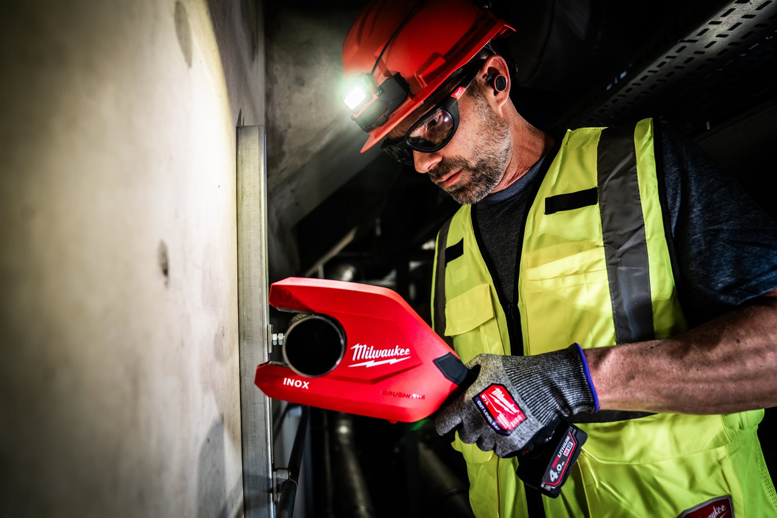 Tăietor de țevi din oțel inoxidabil M12 RAPTORXL Milwaukee M12 PCSS54-0 - in utilizare 1