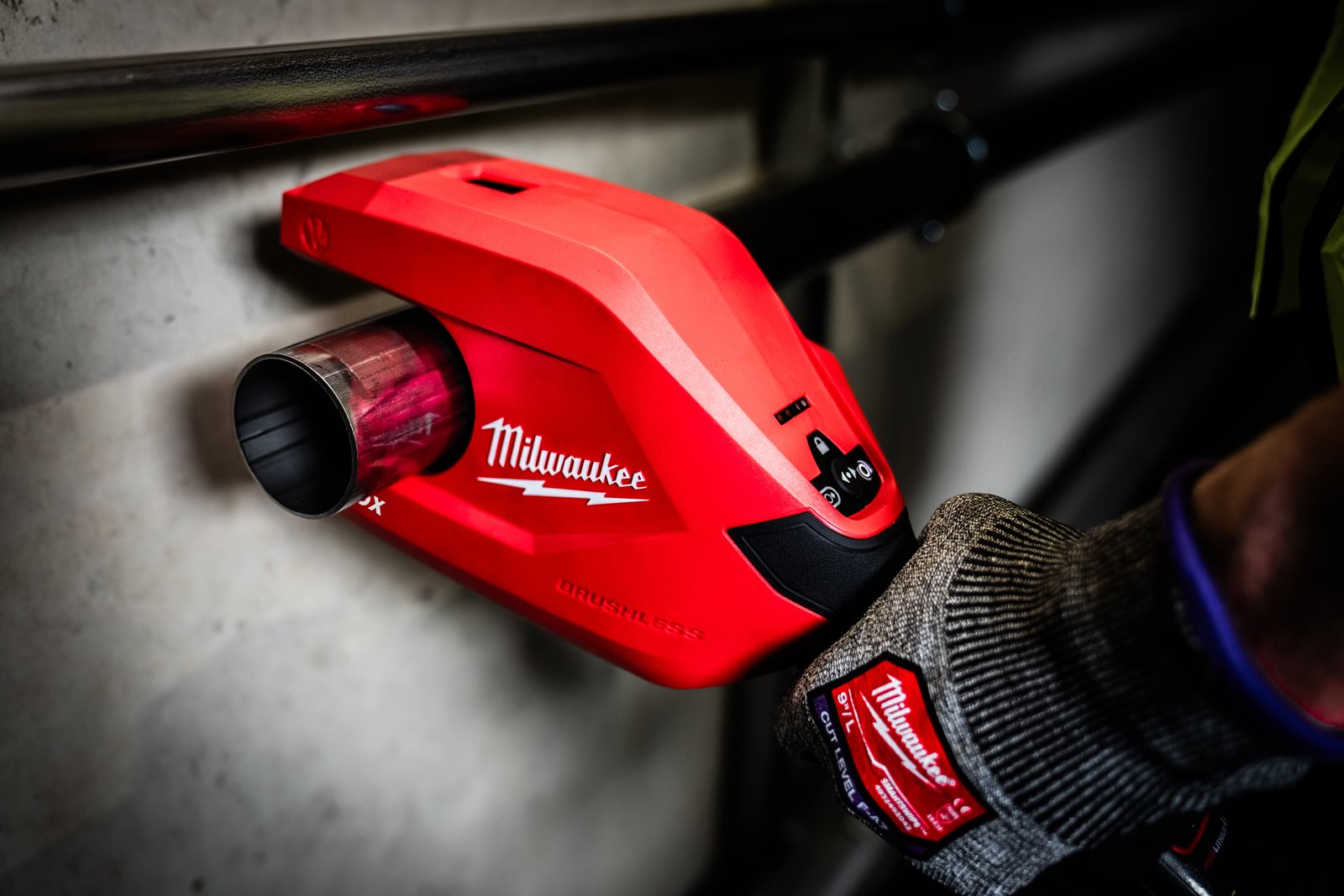 Tăietor de țevi din oțel inoxidabil M12 RAPTORXL Milwaukee M12 PCSS54-0 - in utilizare 11
