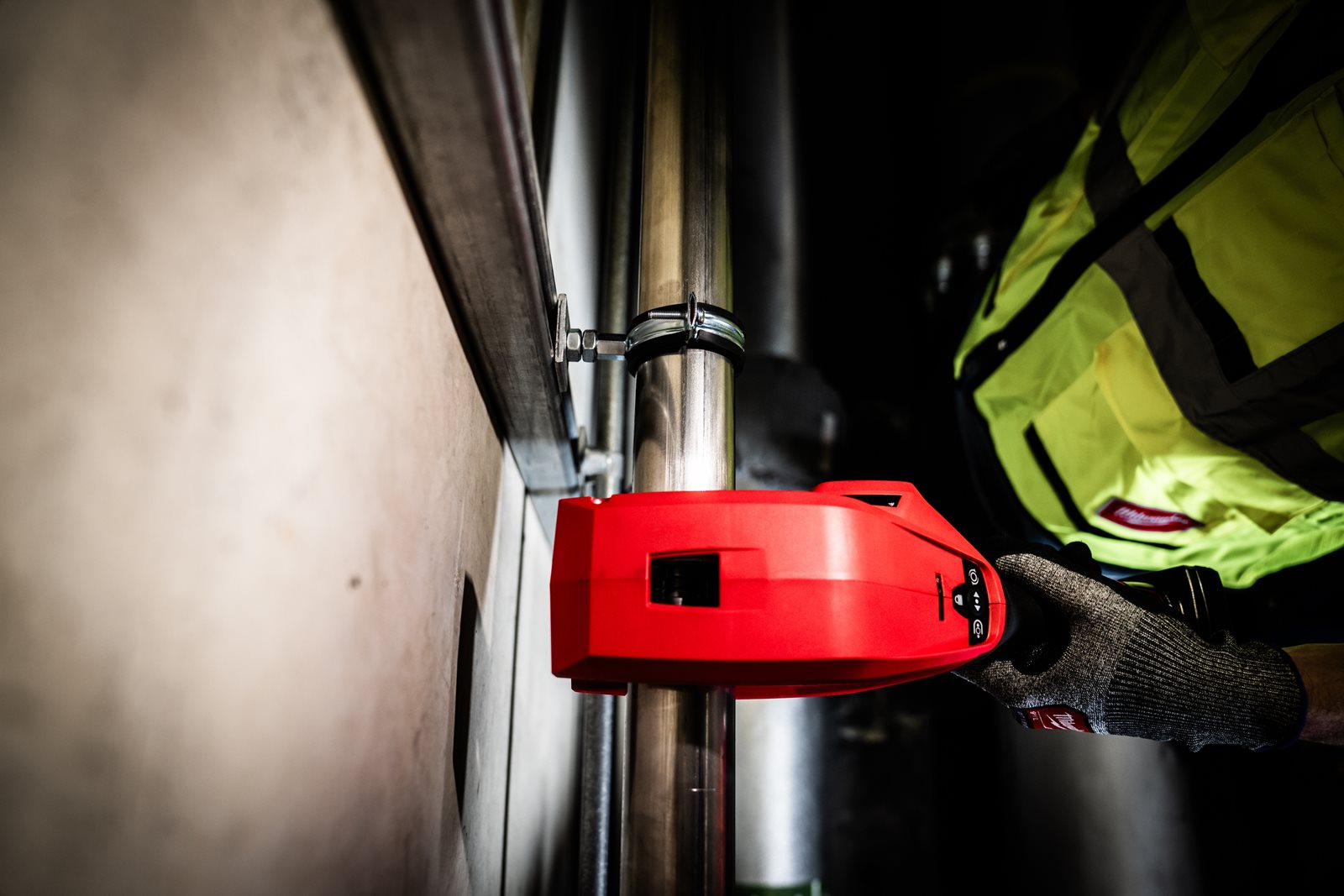 Tăietor de țevi din oțel inoxidabil M12 RAPTORXL Milwaukee M12 PCSS54-0 - in utilizare 3