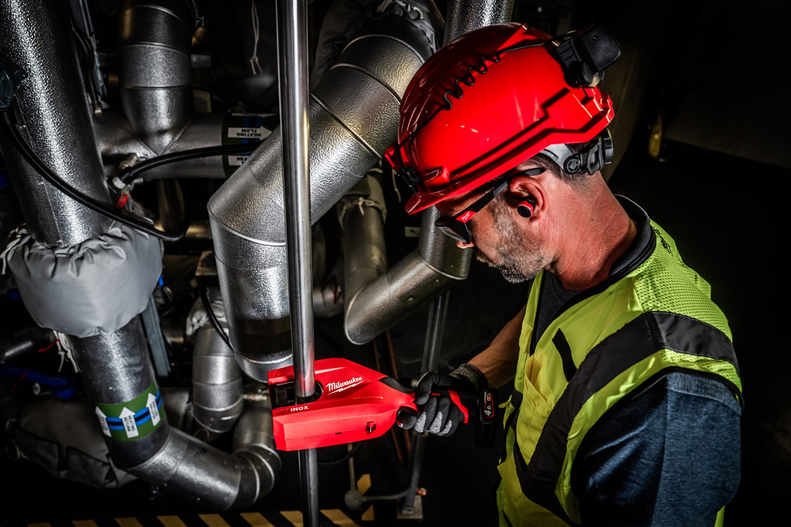 Tăietor de țevi din oțel inoxidabil M12 RAPTORXL Milwaukee M12 PCSS54-0 - in utilizare 6
