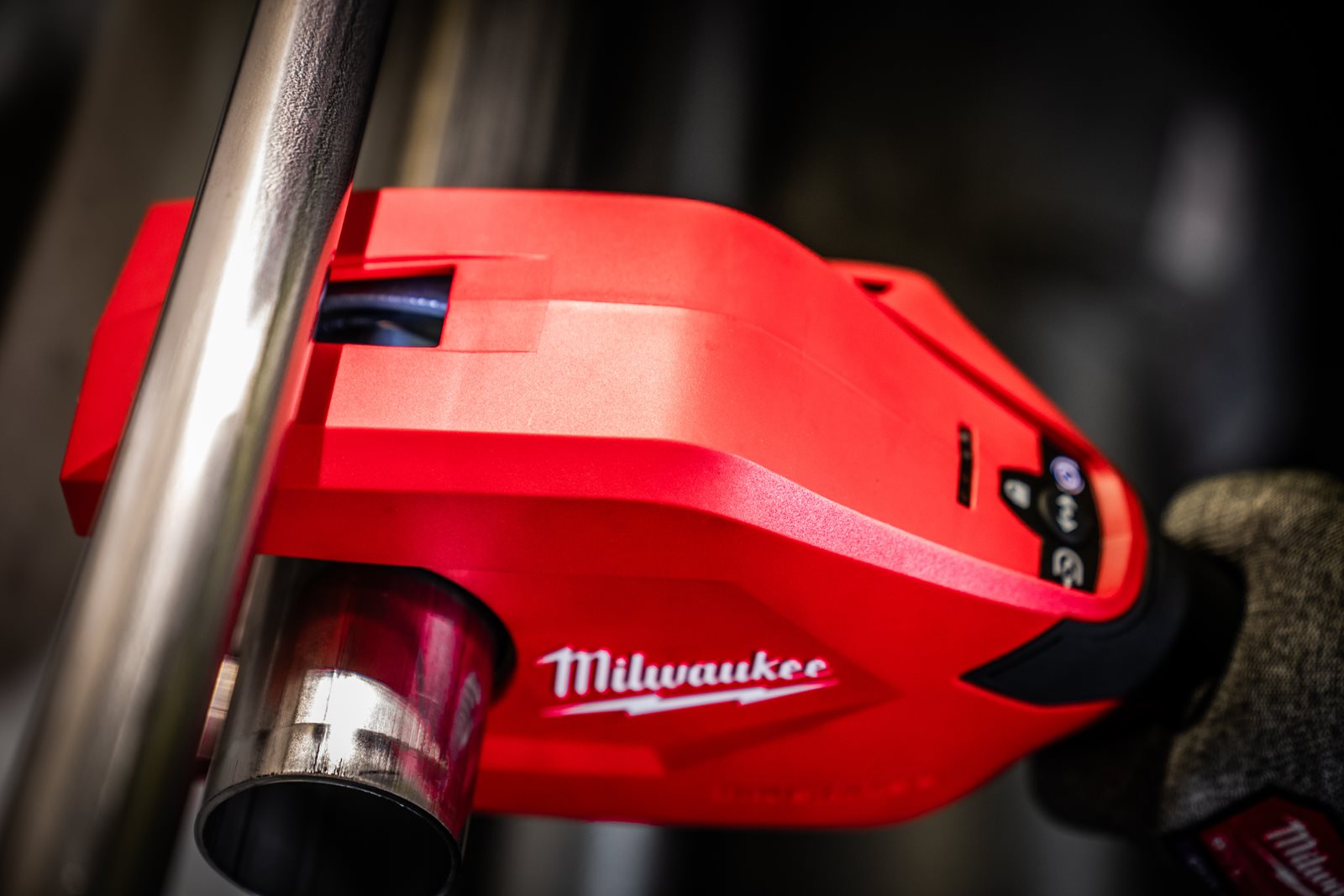 Tăietor de țevi din oțel inoxidabil M12 RAPTORXL Milwaukee M12 PCSS54-0 - in utilizare 9