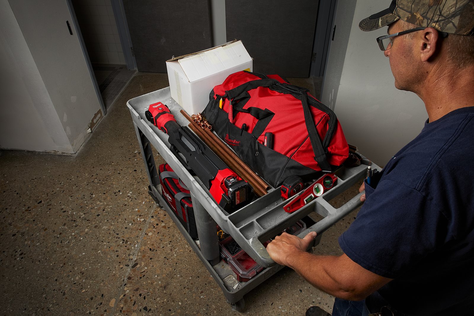 Proiector turn M12 Milwaukee M12 SAL-0 - in utilizare 3